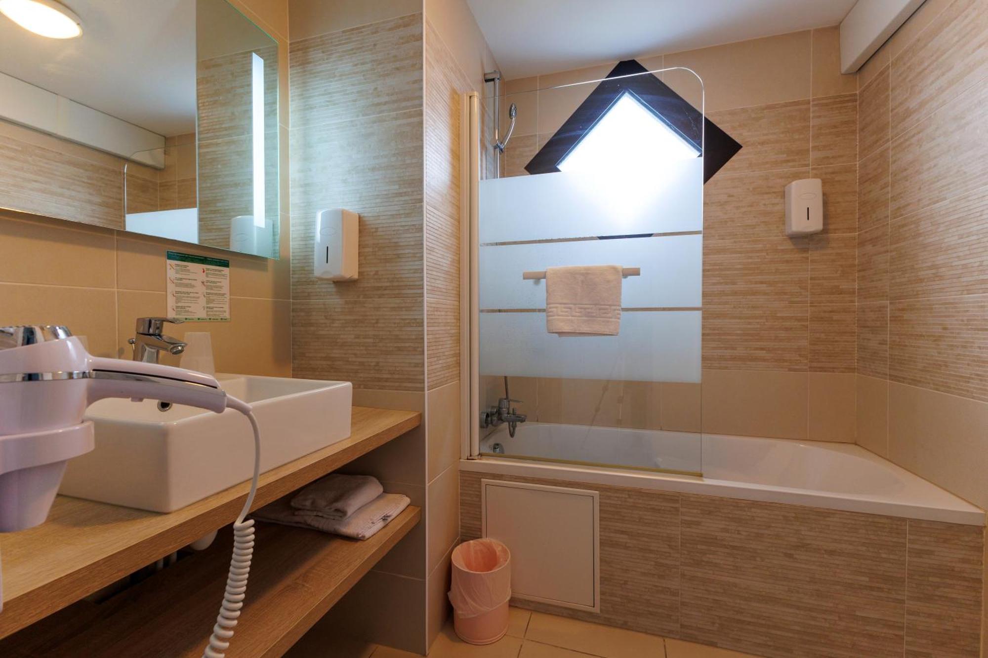 Hotel Logis Le Rochelois 3*