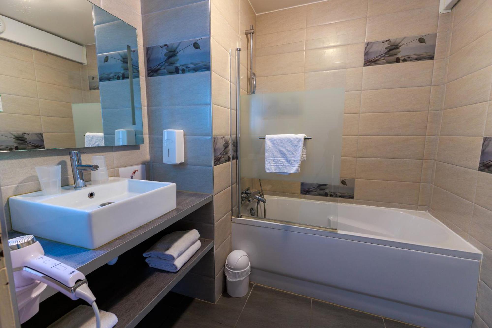 Logis Le Rochelois Hotel