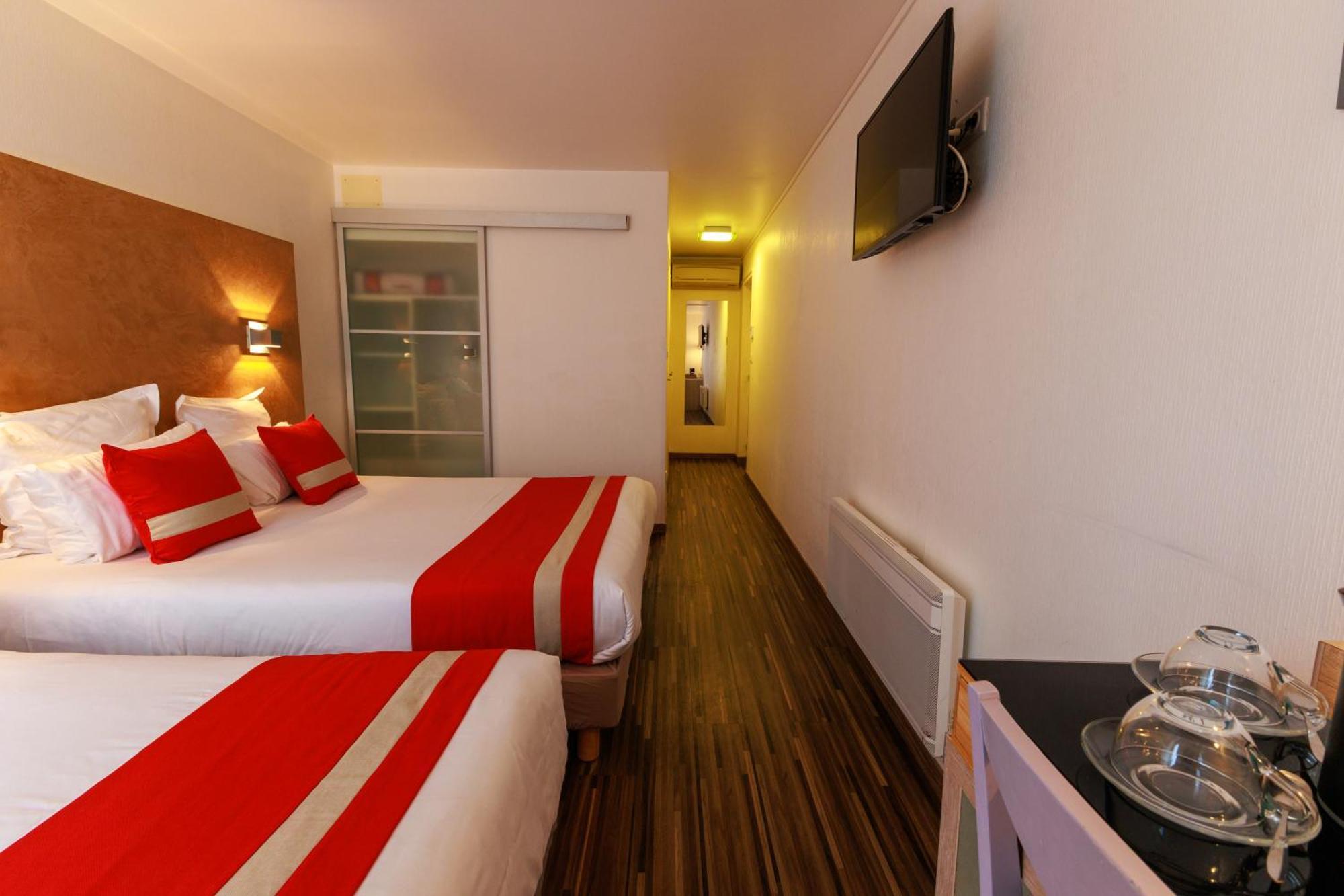 Logis Le Rochelois Hotel