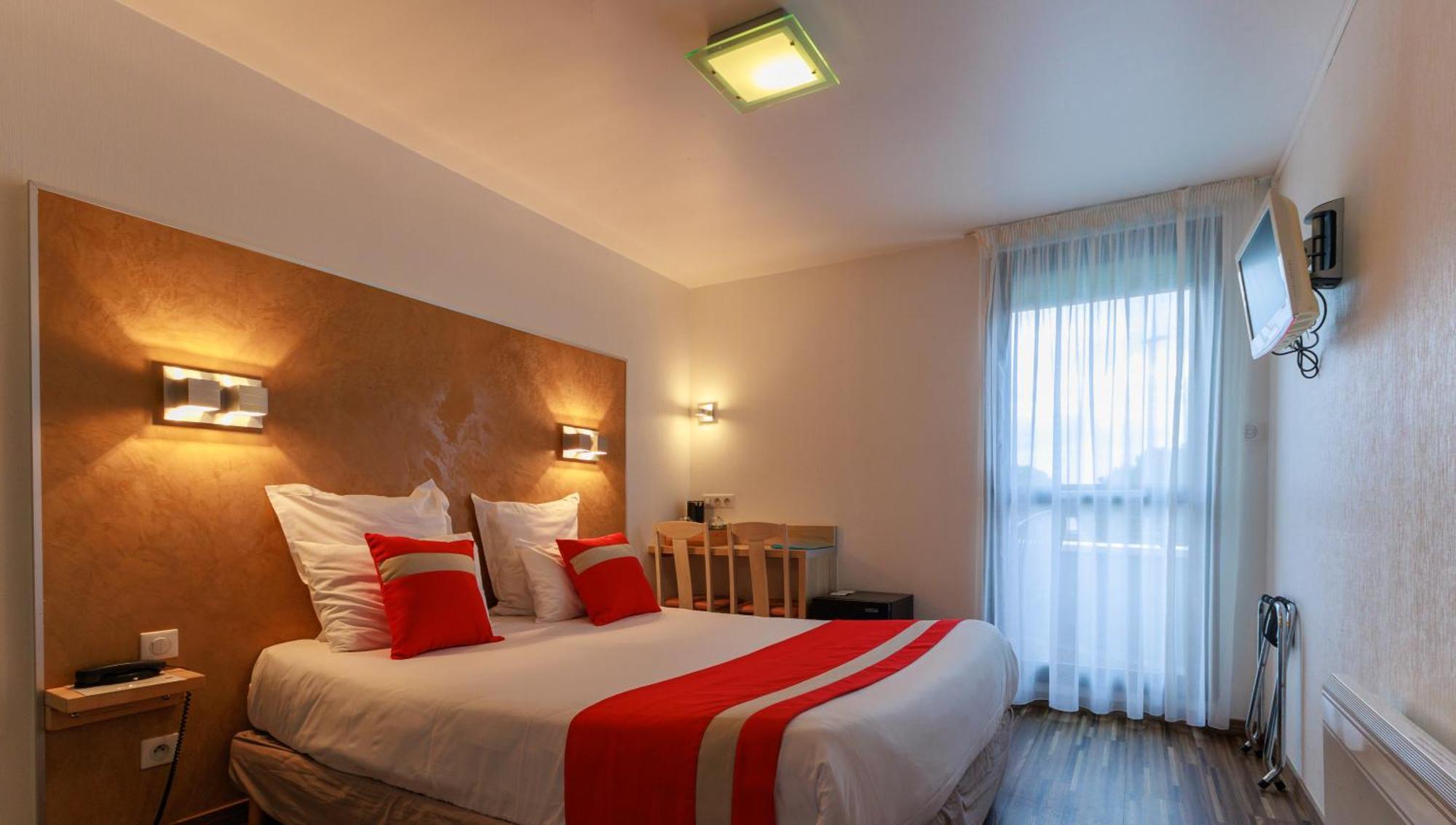 Logis Le Rochelois Hotel 3*