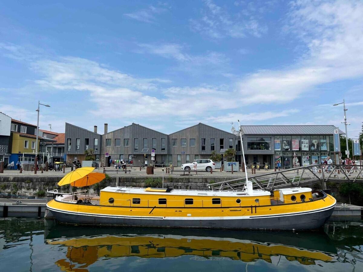 Peniche Dans Le Bassin à Flot Du Vieux Port Bateau-hôtel La Rochelle (Charente-Maritime)