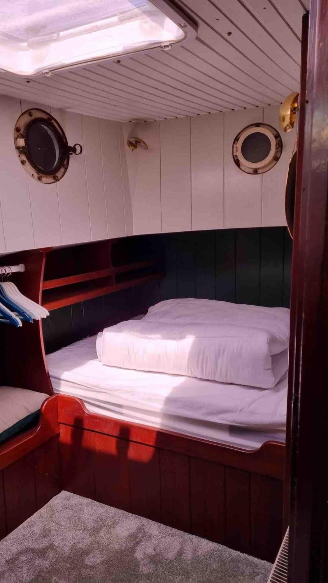 Bateau-hôtel Peniche Dans Le Bassin à Flot Du Vieux Port