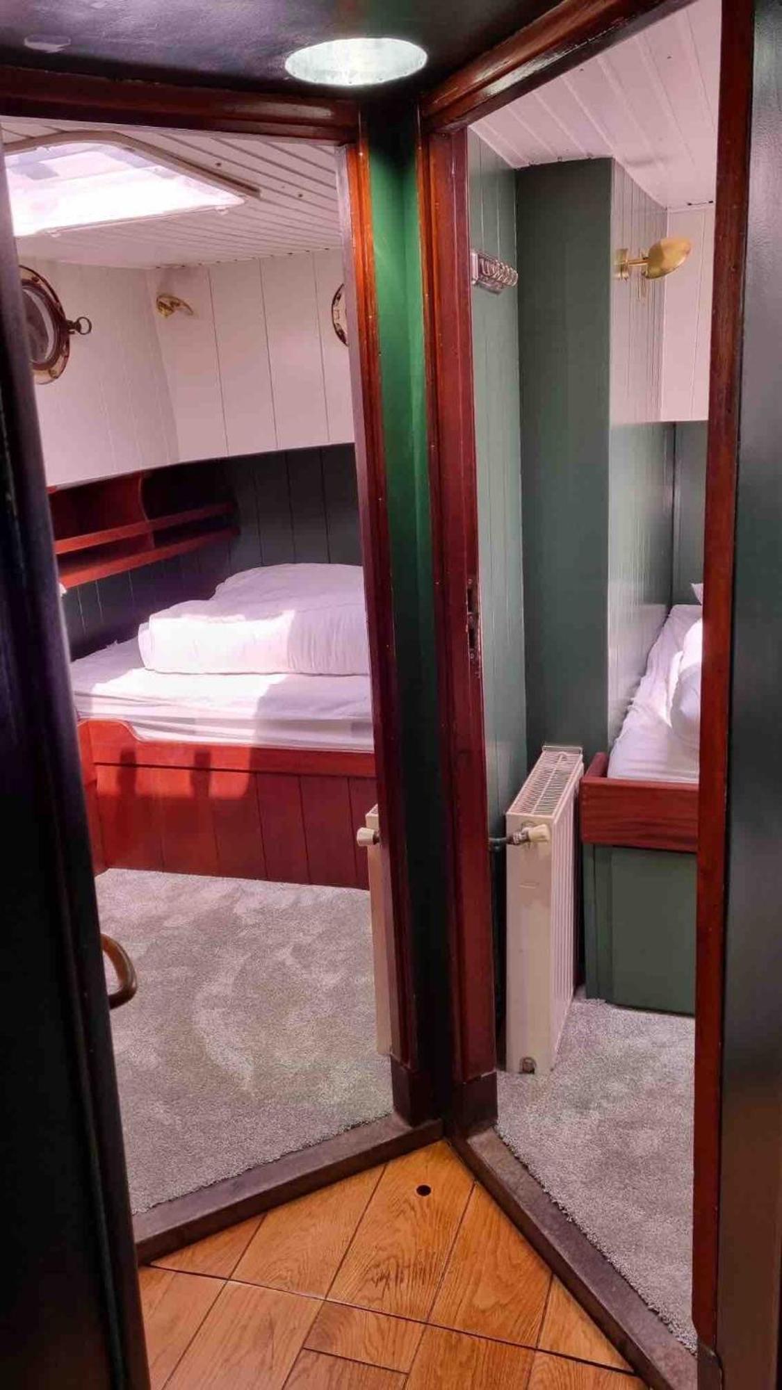 Peniche Dans Le Bassin à Flot Du Vieux Port Bateau-hôtel *