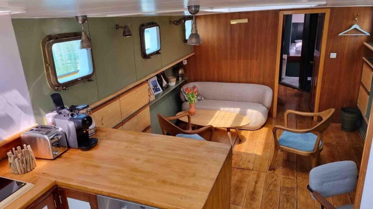 Peniche Dans Le Bassin à Flot Du Vieux Port Bateau-hôtel La Rochelle (Charente-Maritime)