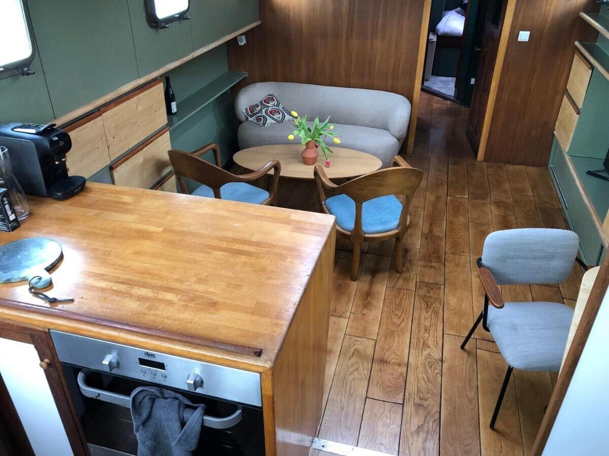 Bateau-hôtel Peniche Dans Le Bassin à Flot Du Vieux Port *