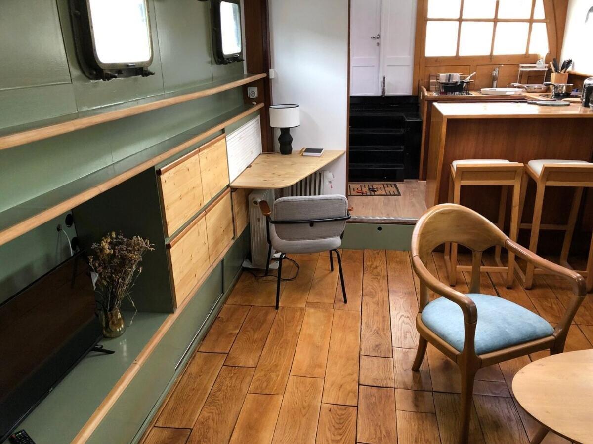Peniche Dans Le Bassin à Flot Du Vieux Port Bateau-hôtel
