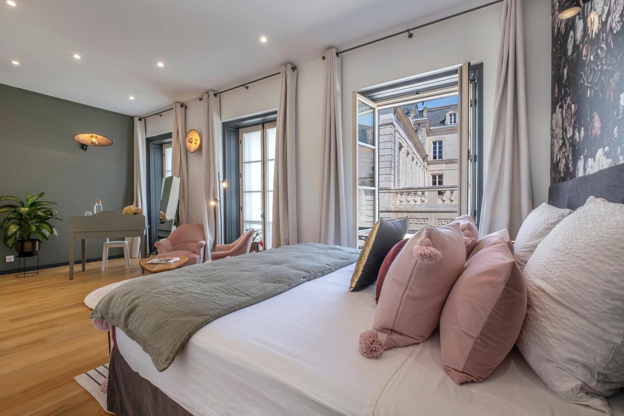 Escale Rochelaise B&b, Bain Nordique Et Sauna Tonneau Bed & Breakfast