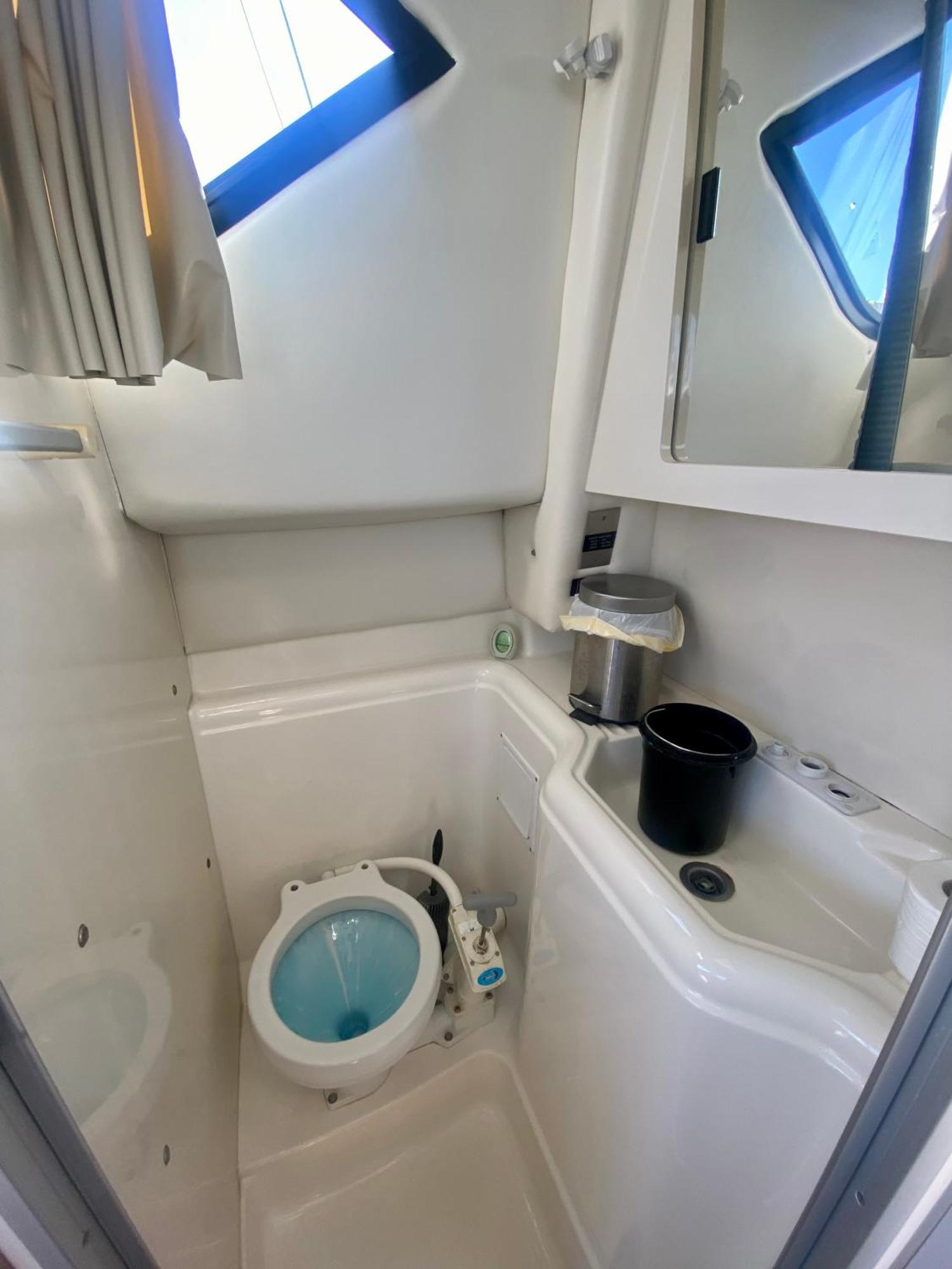 Dans Un Bateau - Boat Paradise