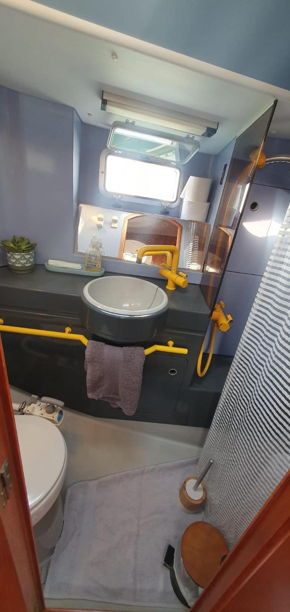 Botel Coriandre 2 - Sur Un Grand Voilier 9 Personnes By Nuits Au Port