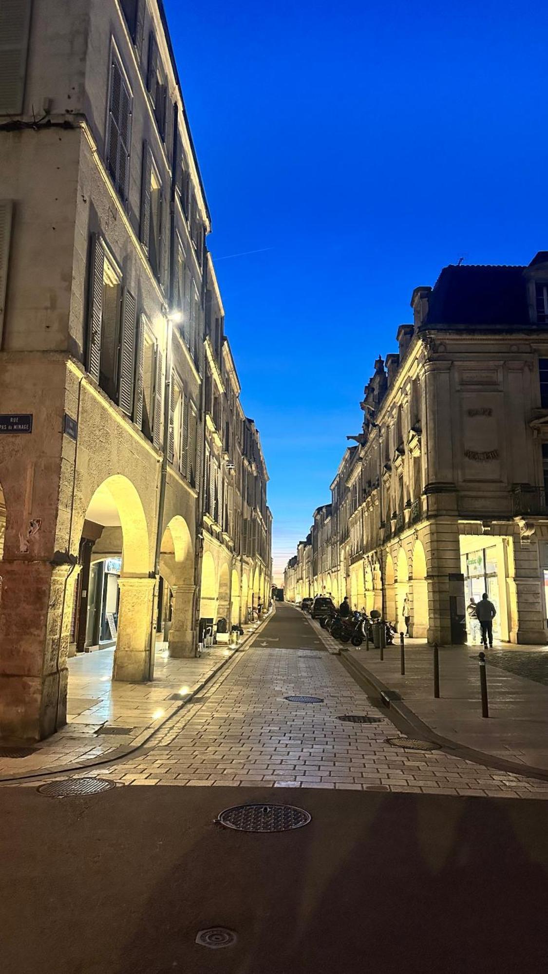 Appartement Hyper Centre A 80m Du Vieux Marche, T2 Calme Vue Sur Les Toits Rue Du Minage *