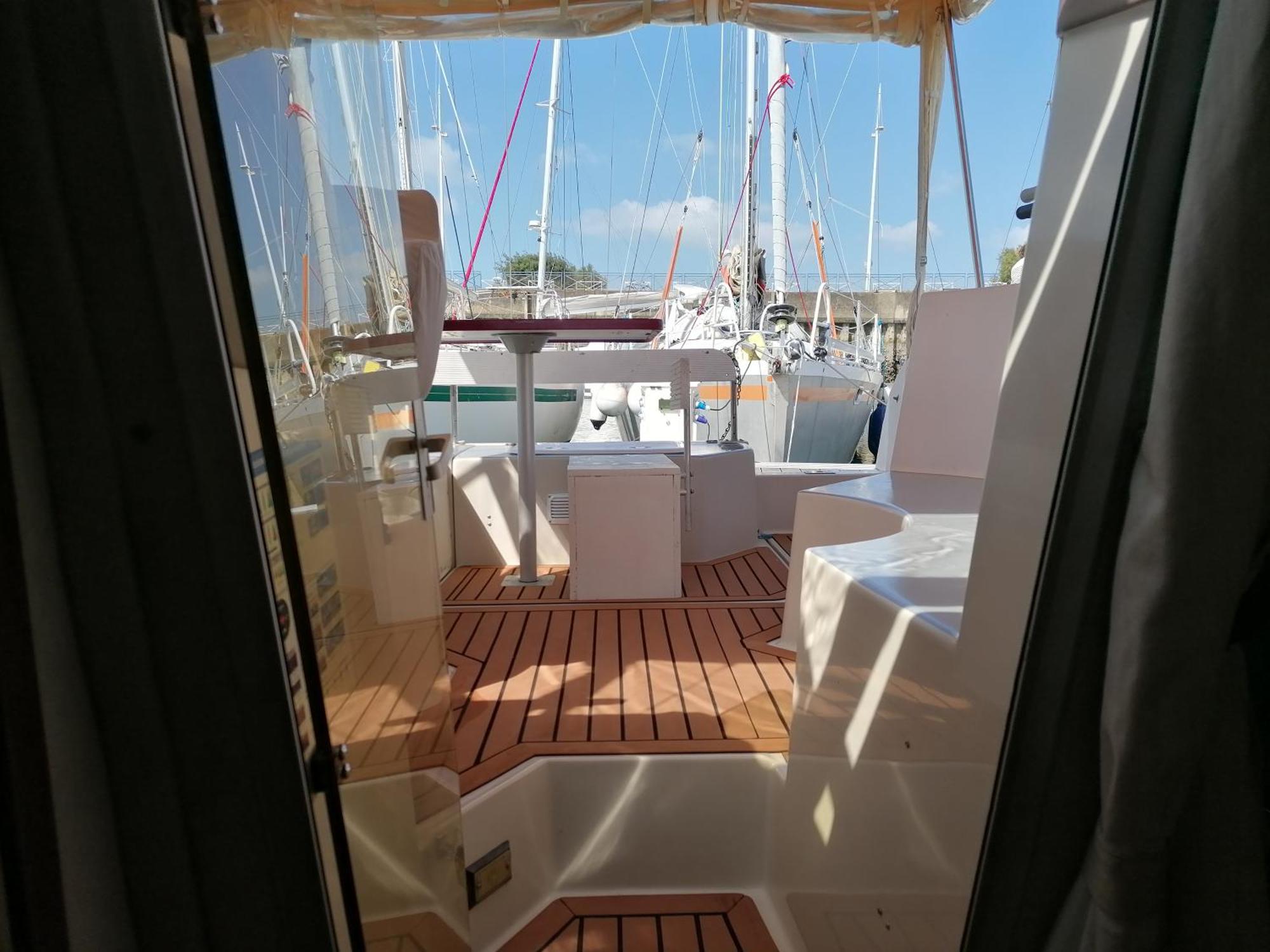 Sur Un Yacht Insolite *