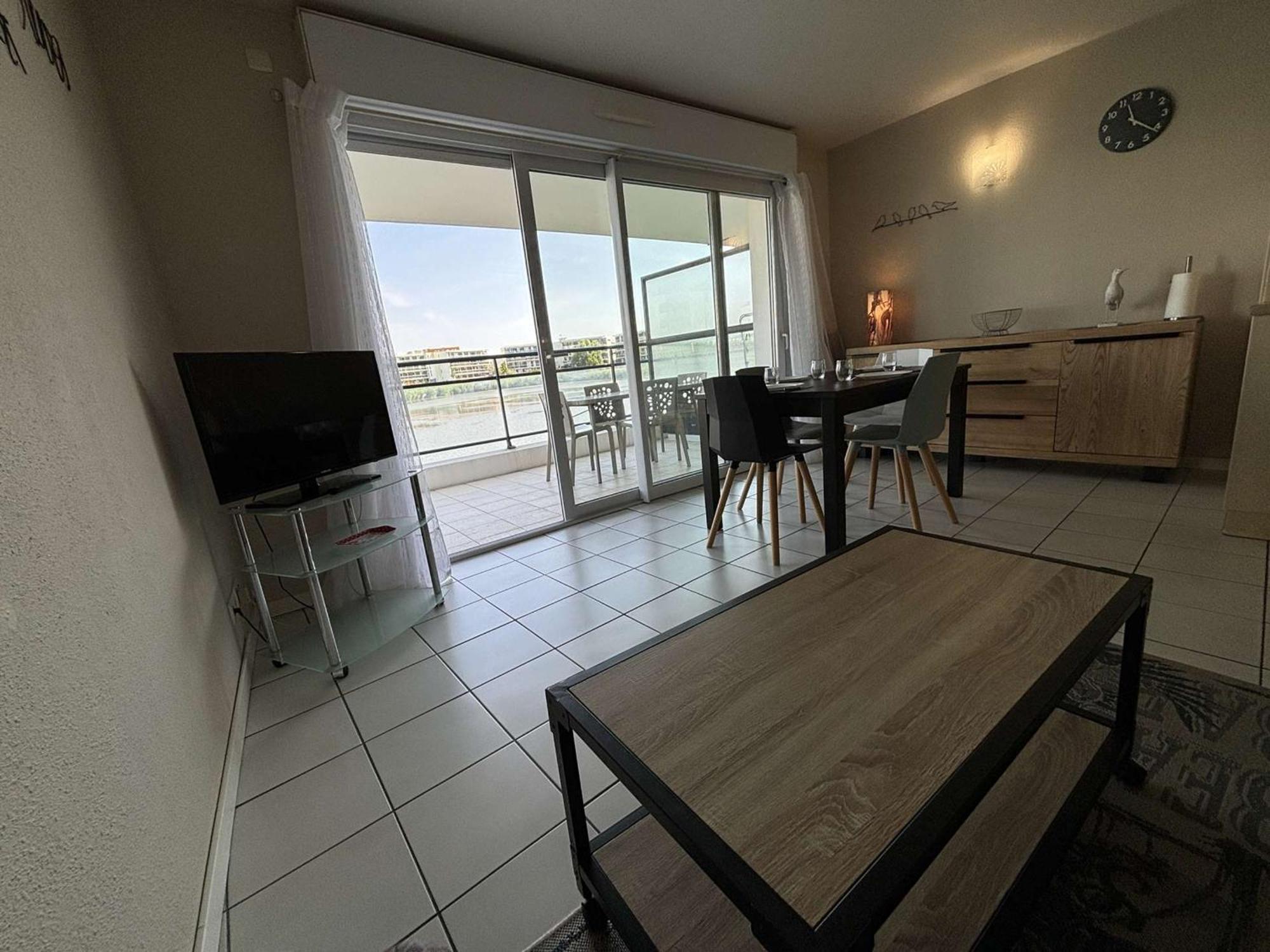 2 Pieces Avec Terrasse, Piscine, Parking Et Animaux Admis - Fr-1-246-500 * La Rochelle (Charente-Maritime)