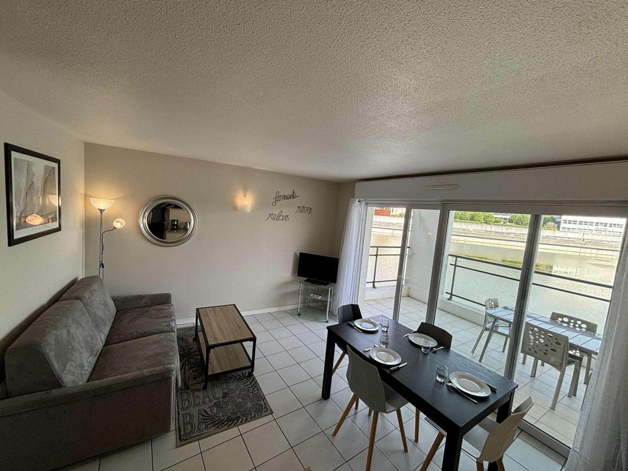 2 Pieces Avec Terrasse, Piscine, Parking Et Animaux Admis - Fr-1-246-500 *