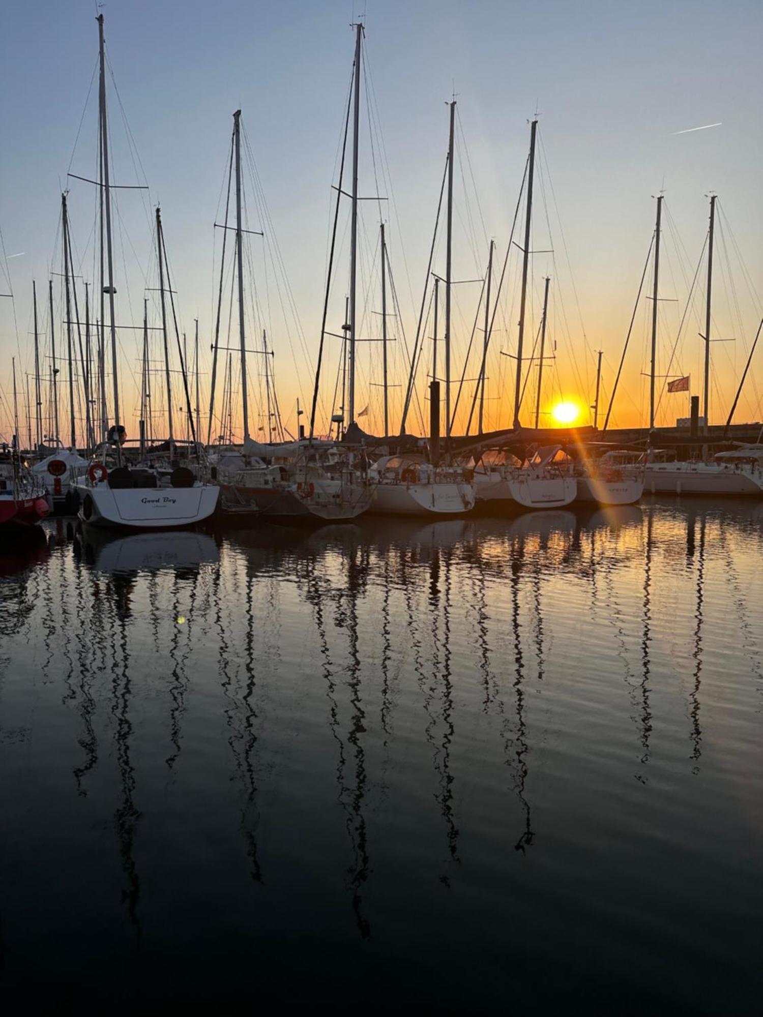 Bateau-hôtel Voilier A Quai