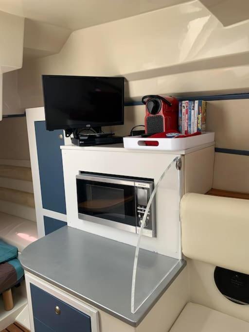 Botel Vedette Pour Sejour Inoubliable *