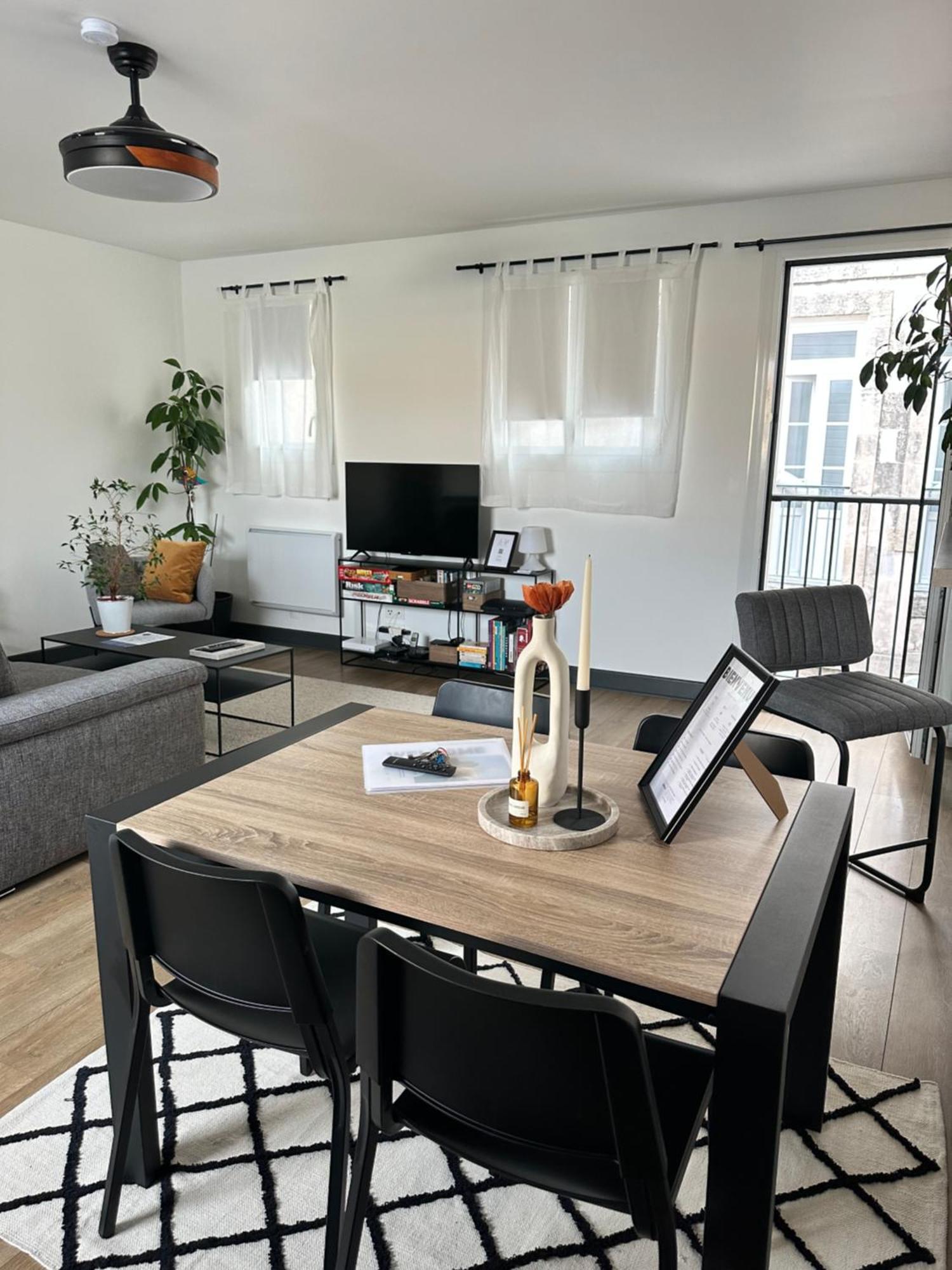 Appartement Hyper Centre A 80m Du Vieux Marche, T2 Calme Vue Sur Les Toits Rue Du Minage La Rochelle (Charente-Maritime)