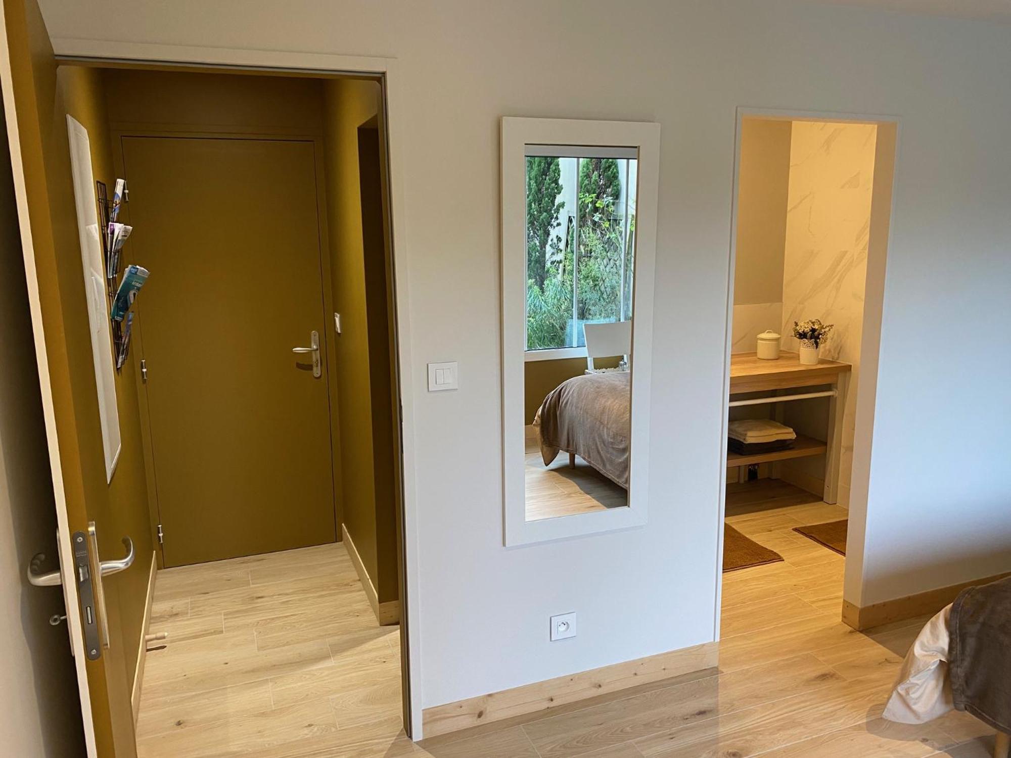 Maison M, Privee Acces Jardin Piscine Et Jacuzzi Pres De La Rochelle Bed & Breakfast