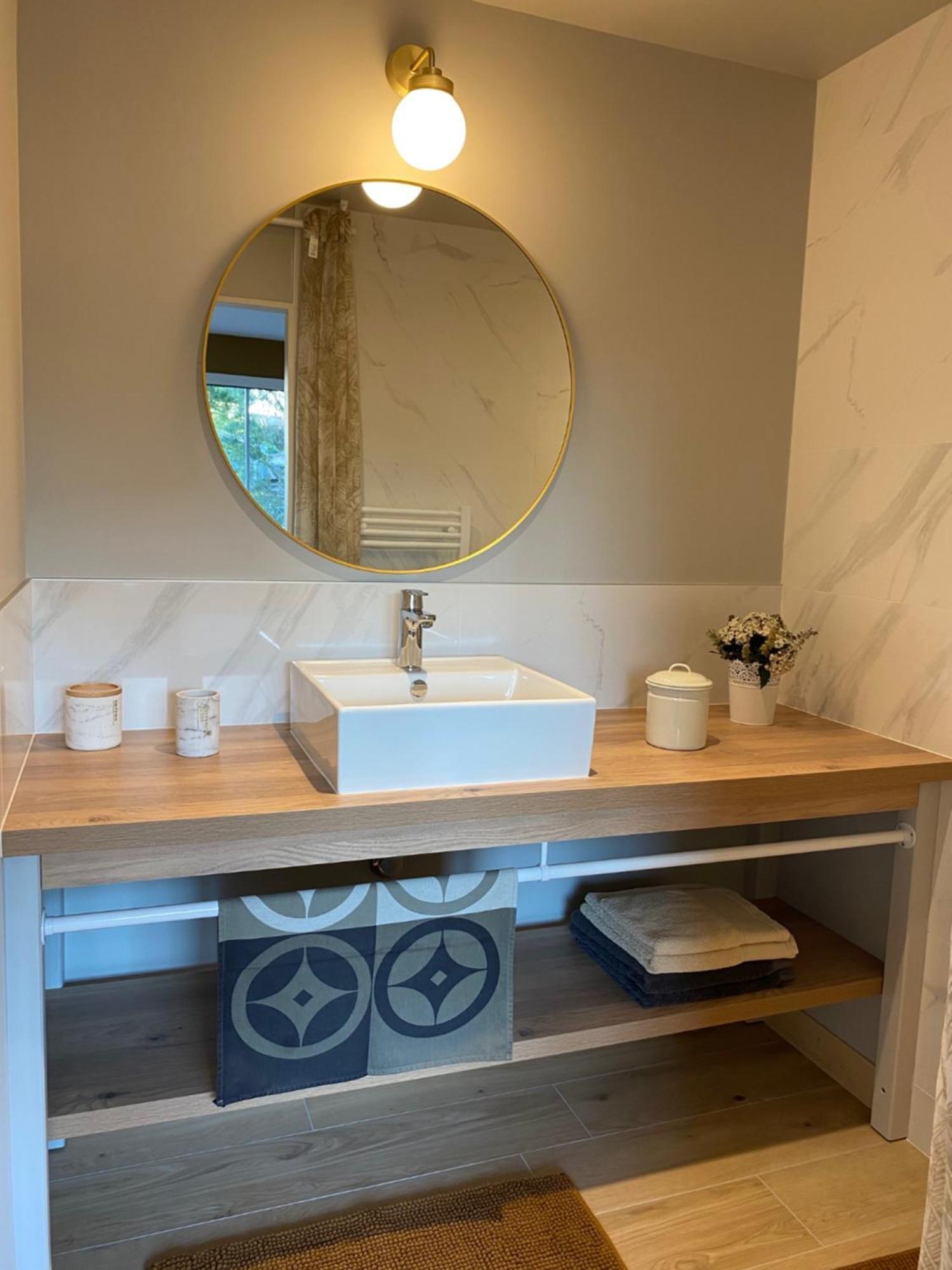 Maison M, Privee Acces Jardin Piscine Et Jacuzzi Pres De La Rochelle Bed & Breakfast *