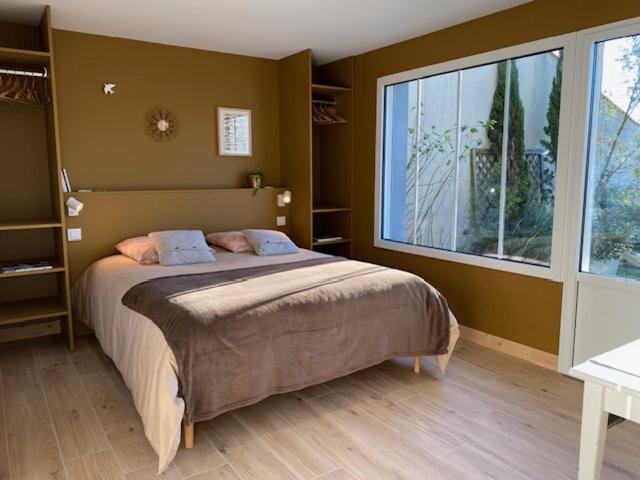 Bed & Breakfast Maison M, Privee Acces Jardin Piscine Et Jacuzzi Pres De La Rochelle *