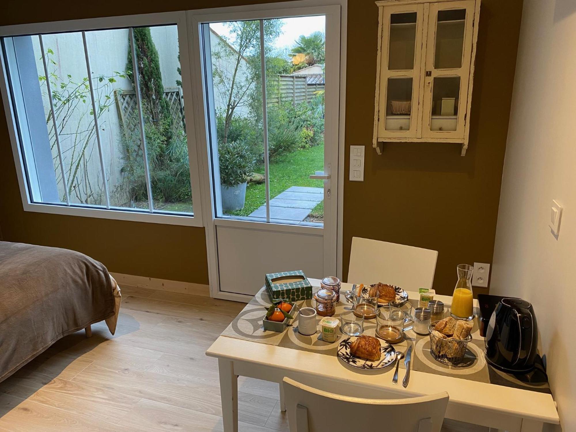 Maison M, Privee Acces Jardin Piscine Et Jacuzzi Pres De La Rochelle Couette-café La Rochelle (Charente-Maritime)