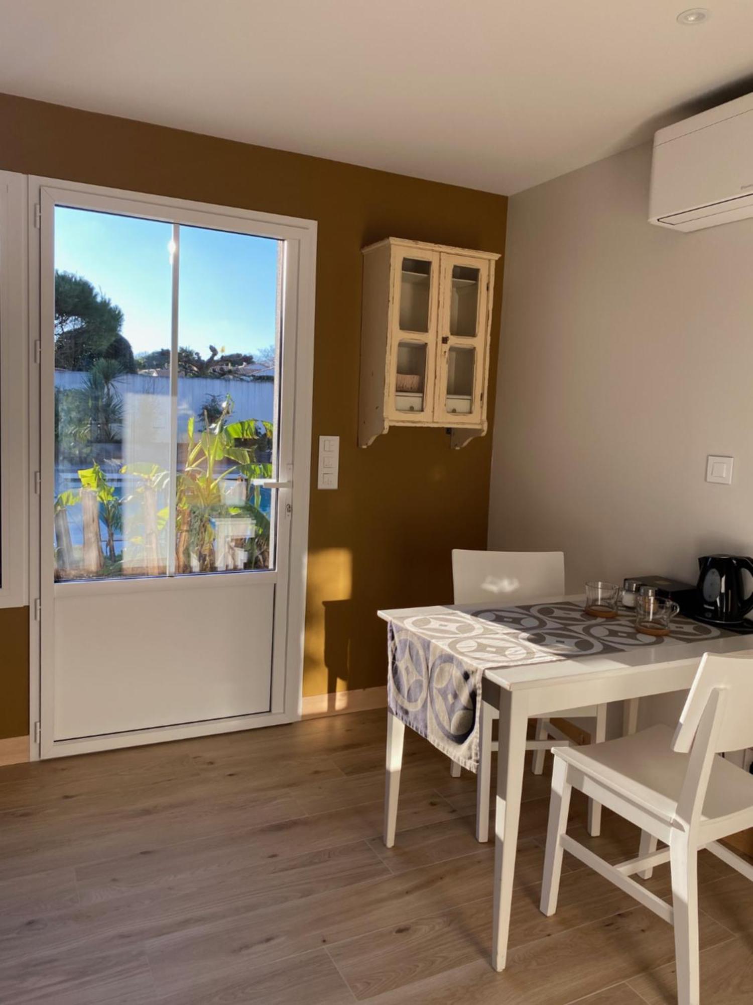 Bed & Breakfast Maison M, Privee Acces Jardin Piscine Et Jacuzzi Pres De La Rochelle La Rochelle (Charente-Maritime)