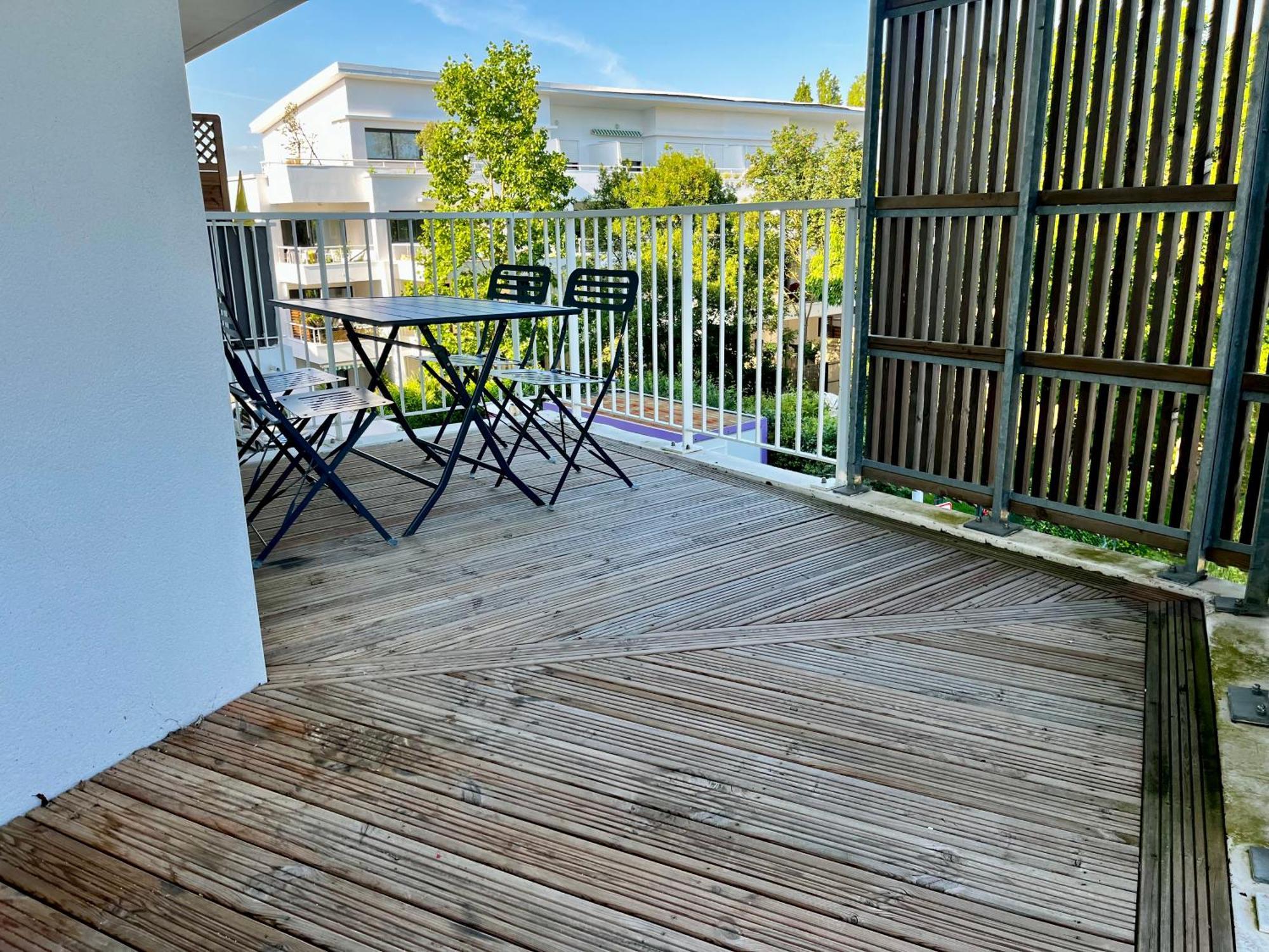 Superbe Exterieur, 2 Chambres, Parking Apartment