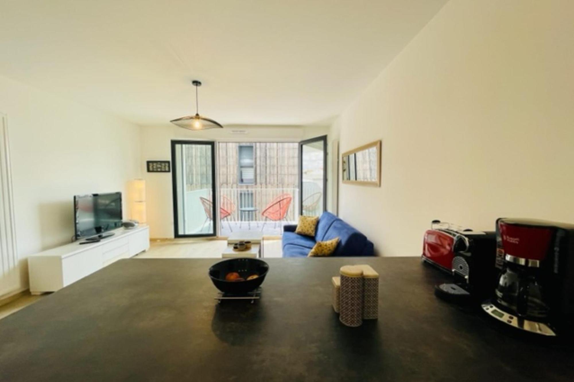 Charming New Flat With Balcony Apartment *