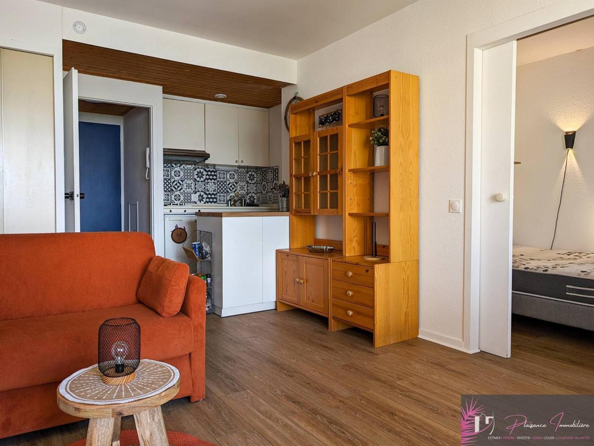 Appartement A Avec Piscine Et Parking - Fr-1-825-63 *