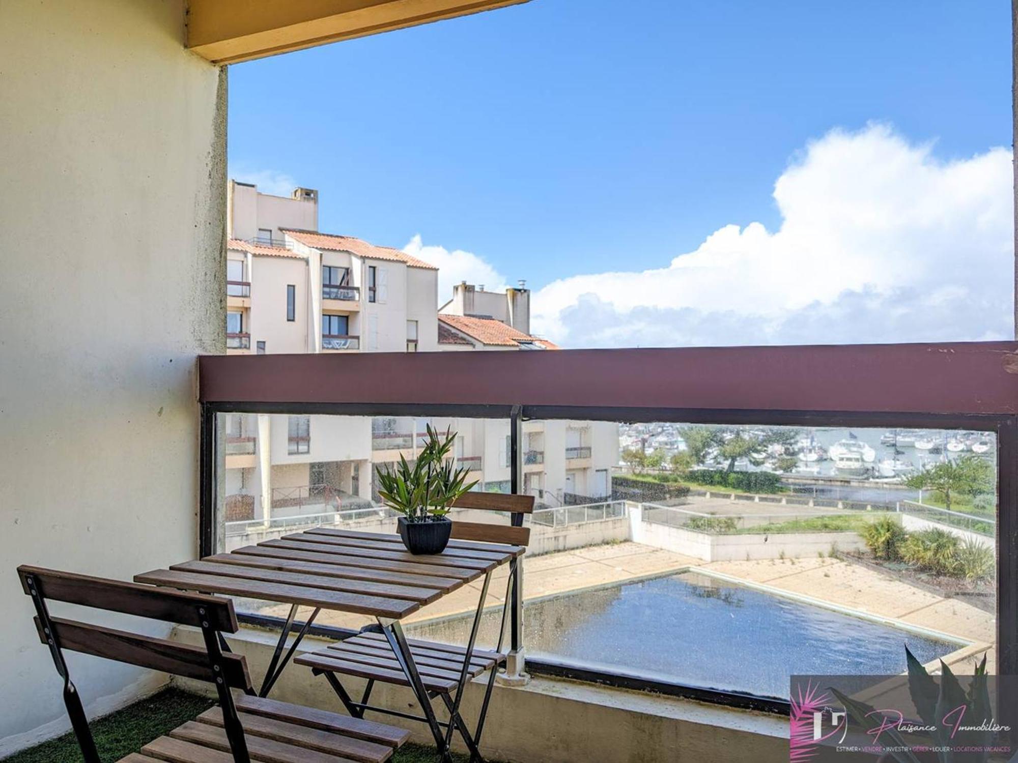 A Avec Piscine Et Parking - Fr-1-825-63 *
