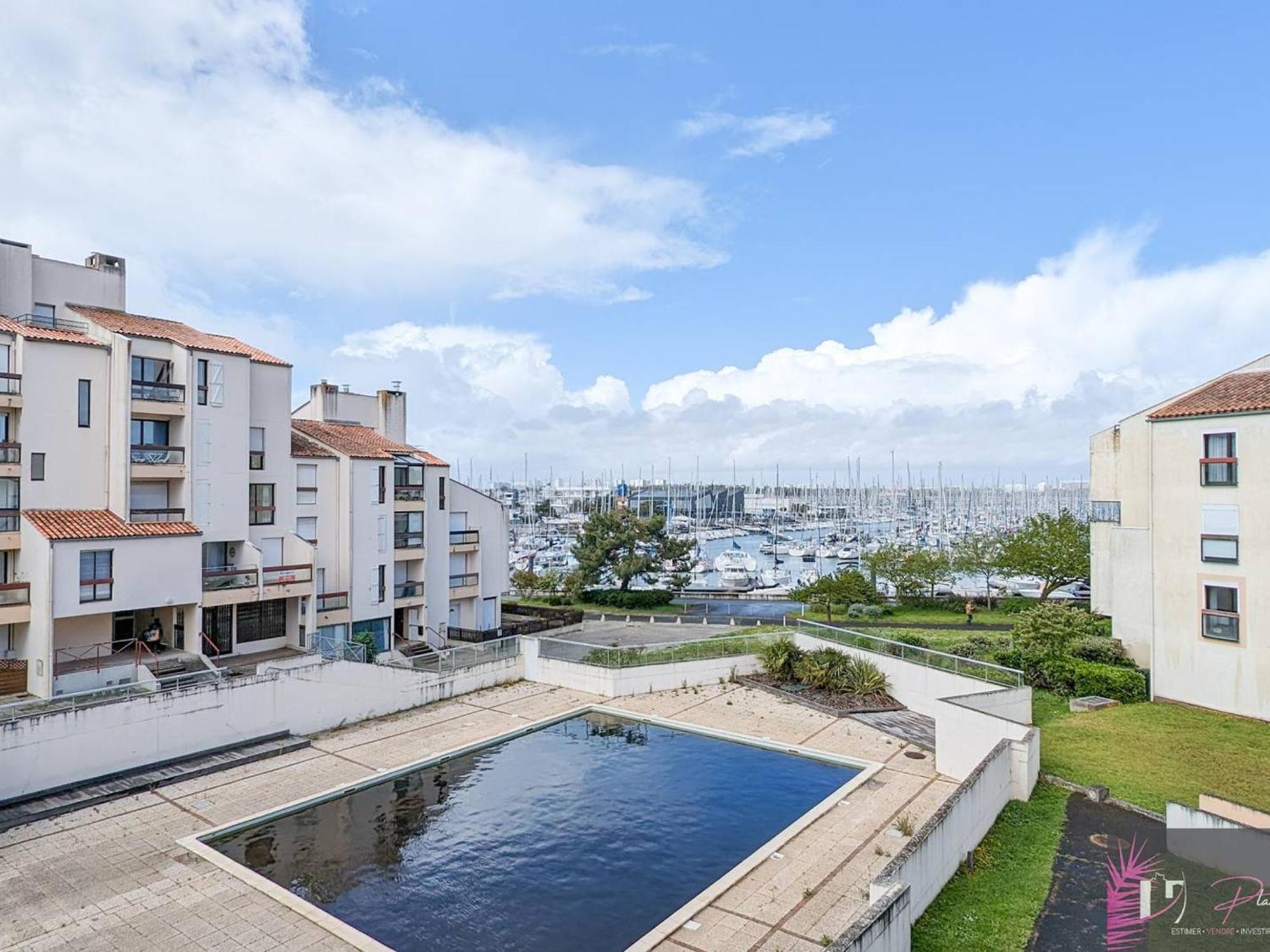 Appartement A Avec Piscine Et Parking - Fr-1-825-63