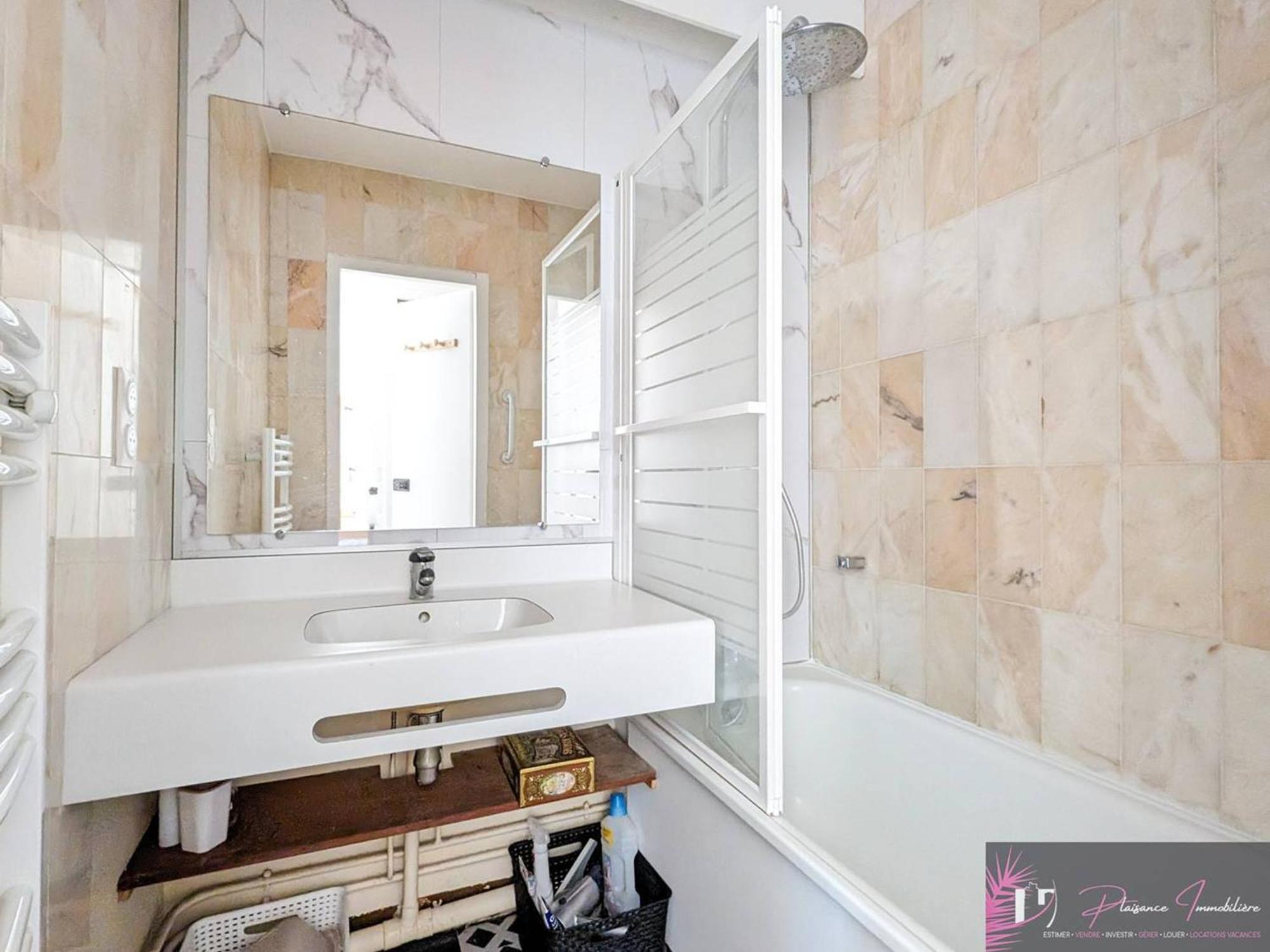 Appartement A Avec Piscine Et Parking - Fr-1-825-63 *
