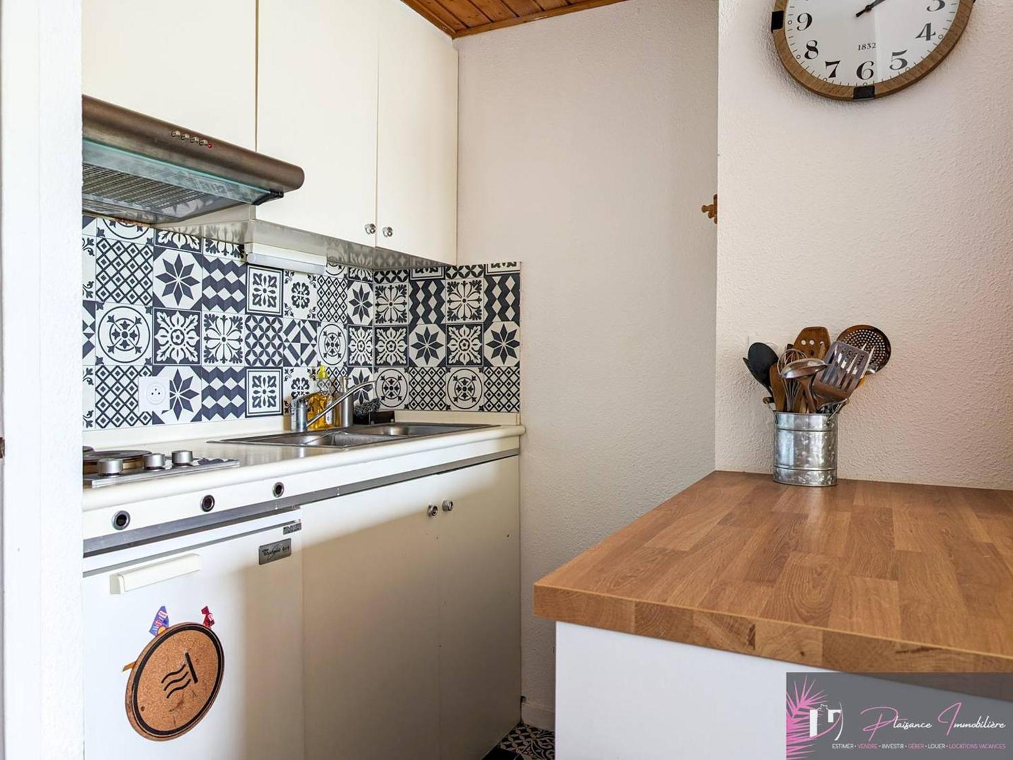 Appartement A Avec Piscine Et Parking - Fr-1-825-63 *