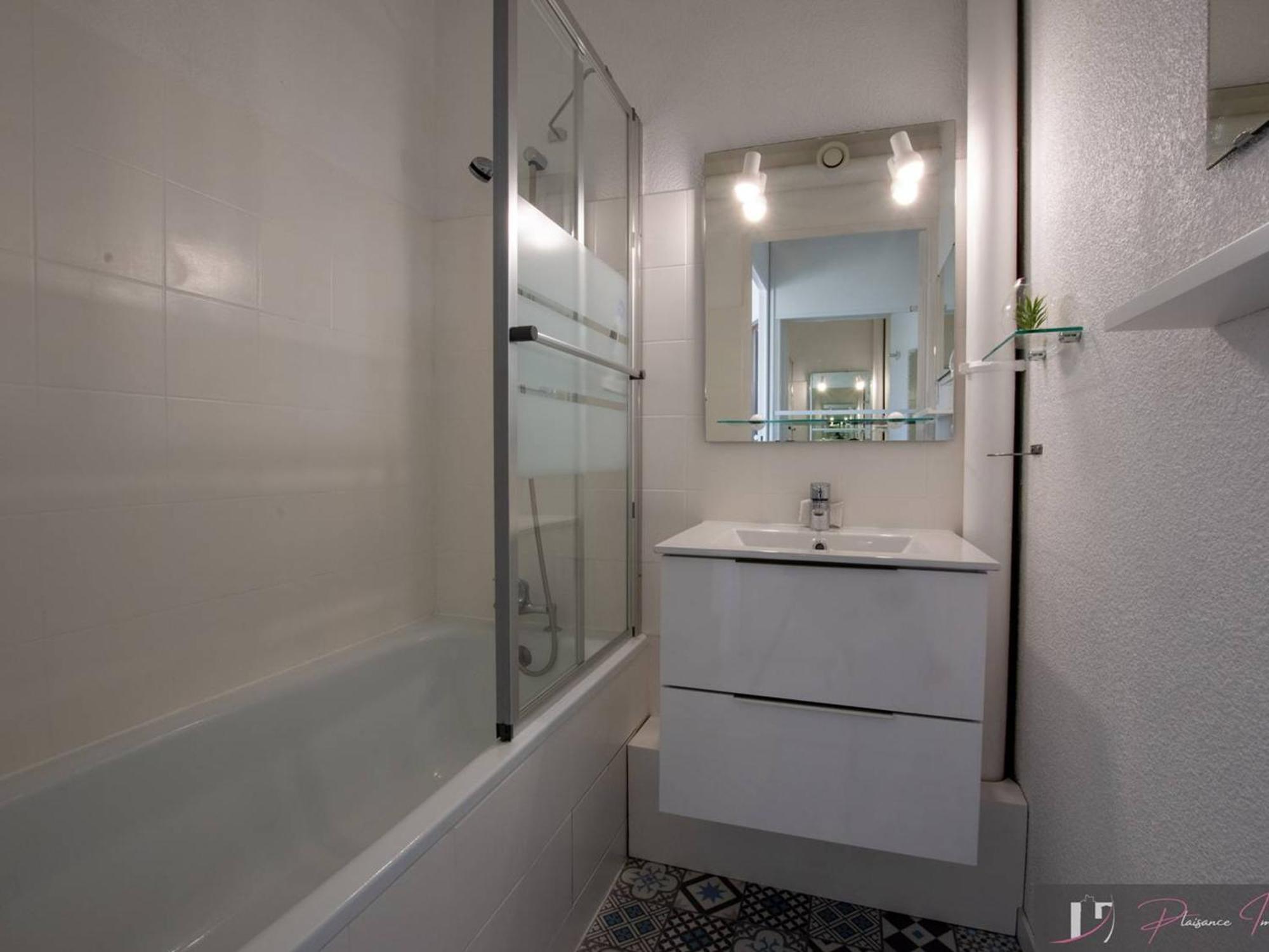 Appartement Bis Avec Balcon A La Rochelle, Parking Inclus - Fr-1-825-16