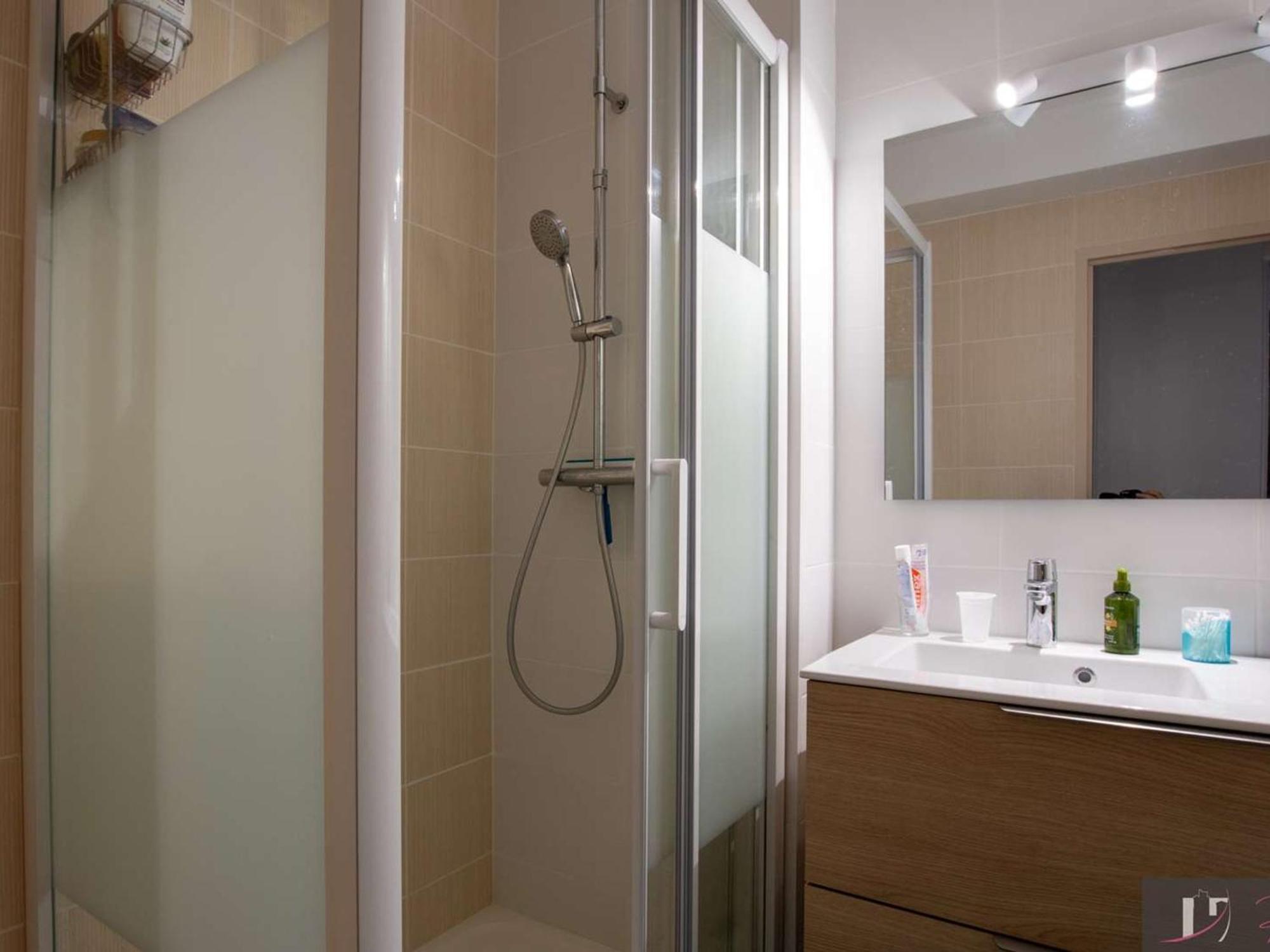 T2 Meuble Avec Terrasse, Parking, Proche - Fr-1-825-48 *