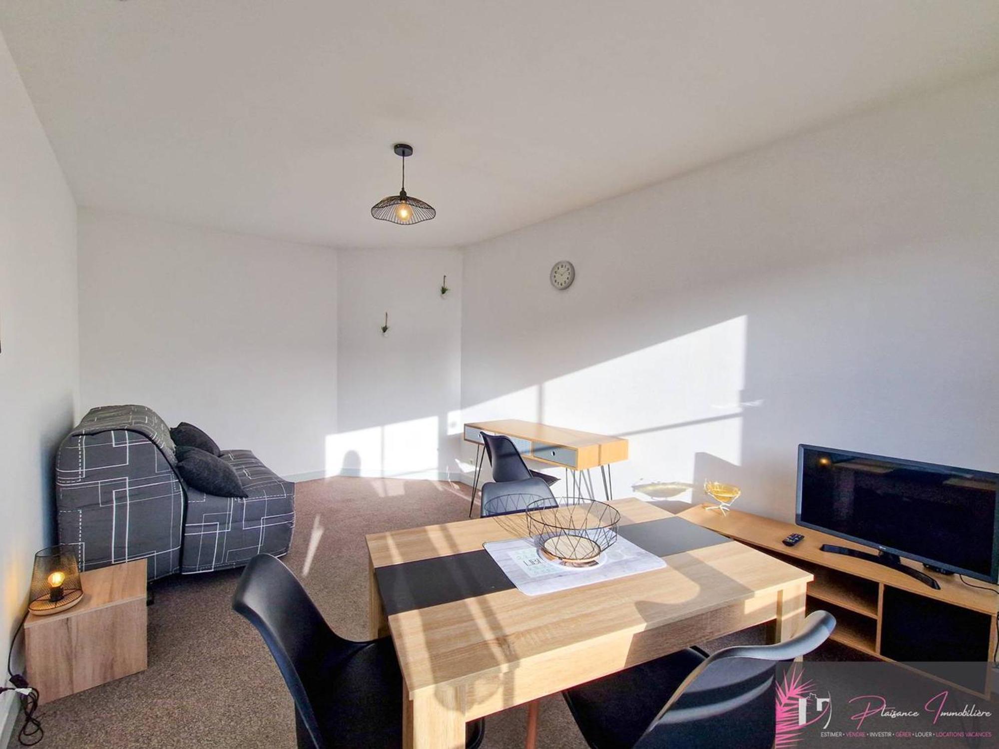 Lumineux Avec Balcon Pres De La Plage, Parking, Wifi - Fr-1-825-51 Appartement *