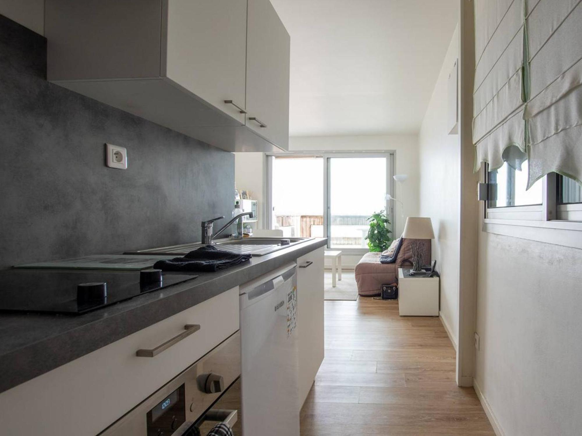 Appartement T2 Meuble Avec Terrasse, Parking, Proche - Fr-1-825-48 *