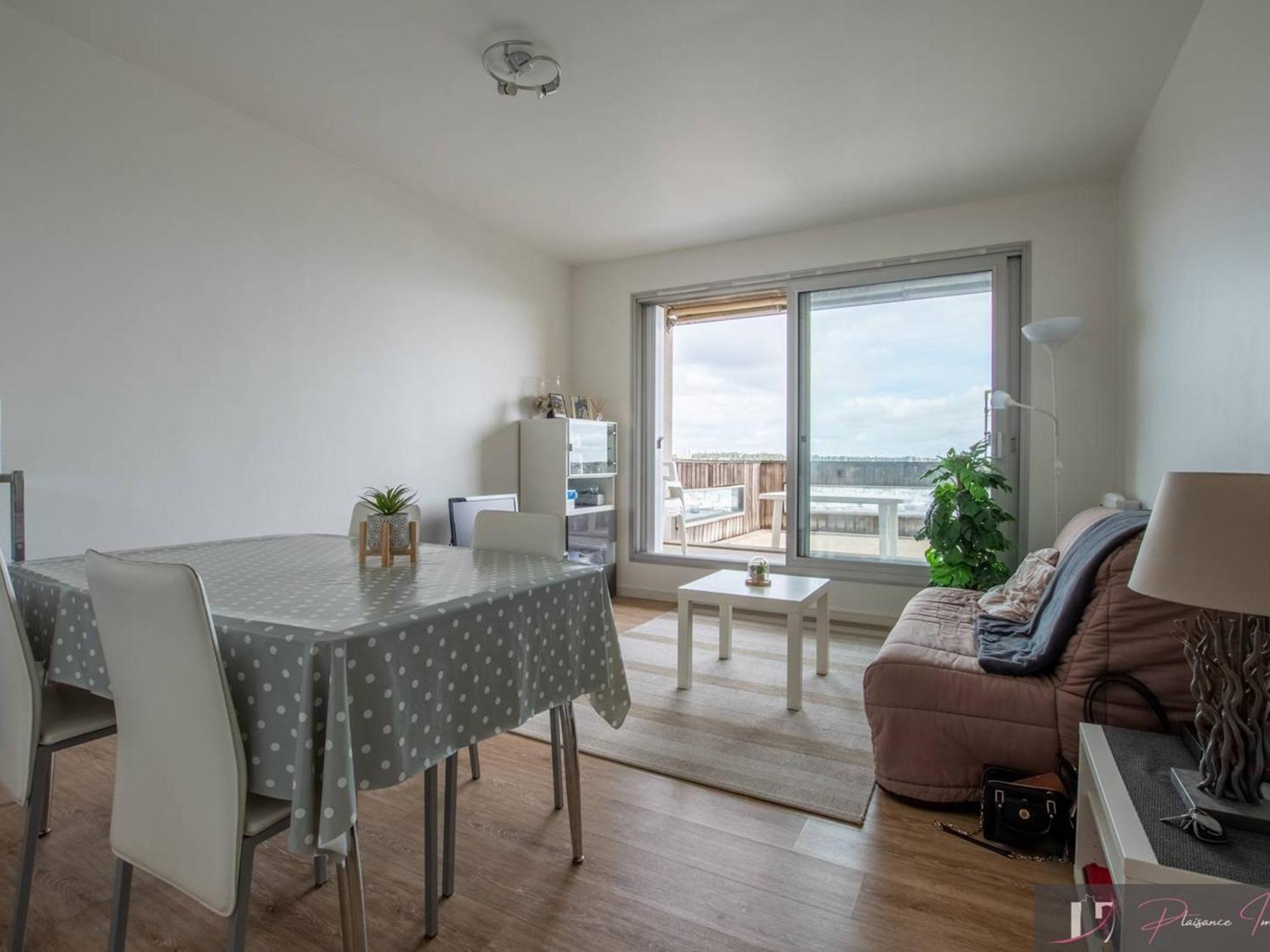 Appartement T2 Meuble Avec Terrasse, Parking, Proche - Fr-1-825-48 La Rochelle (Charente-Maritime)
