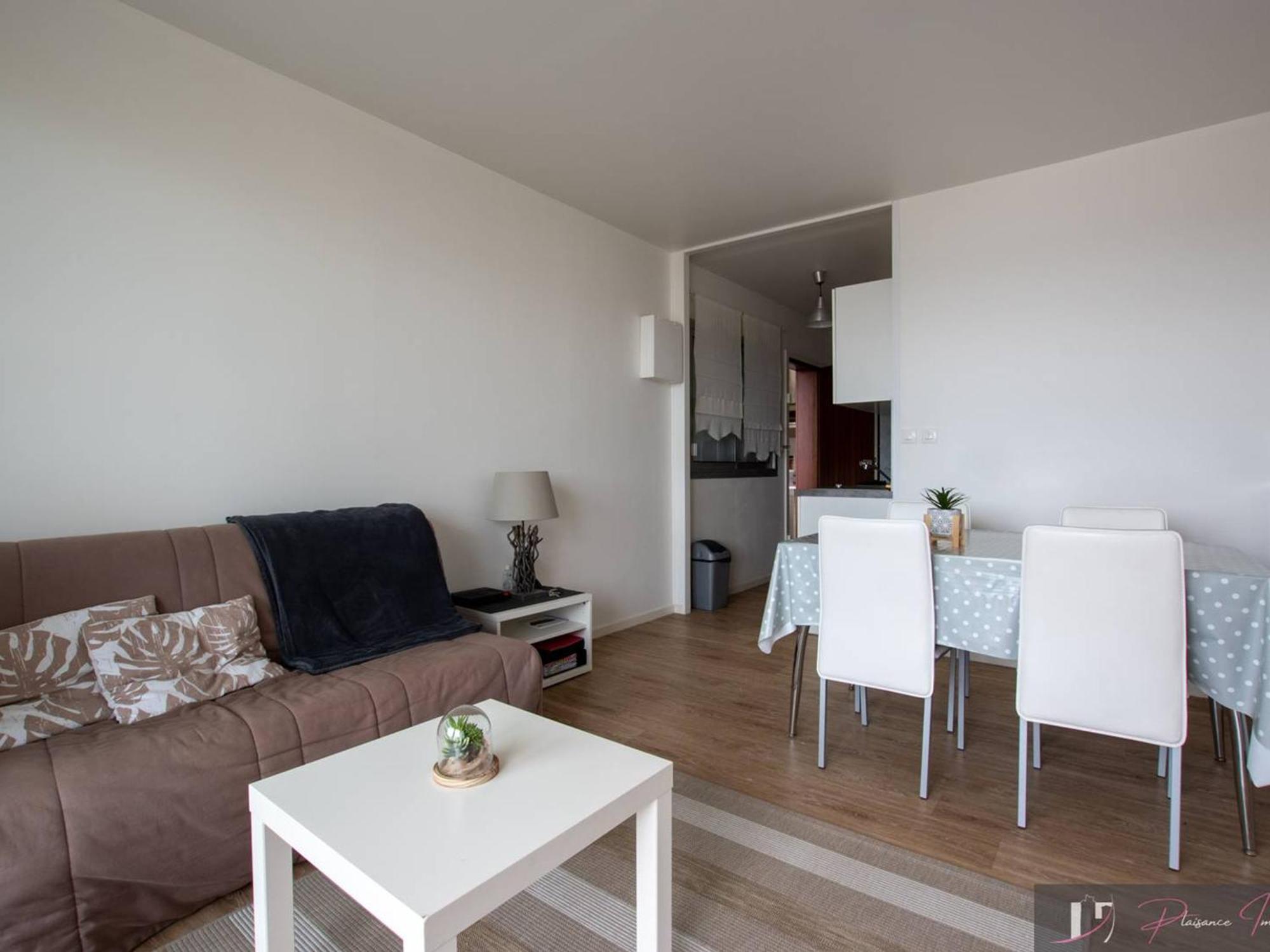 Appartement T2 Meuble Avec Terrasse, Parking, Proche - Fr-1-825-48