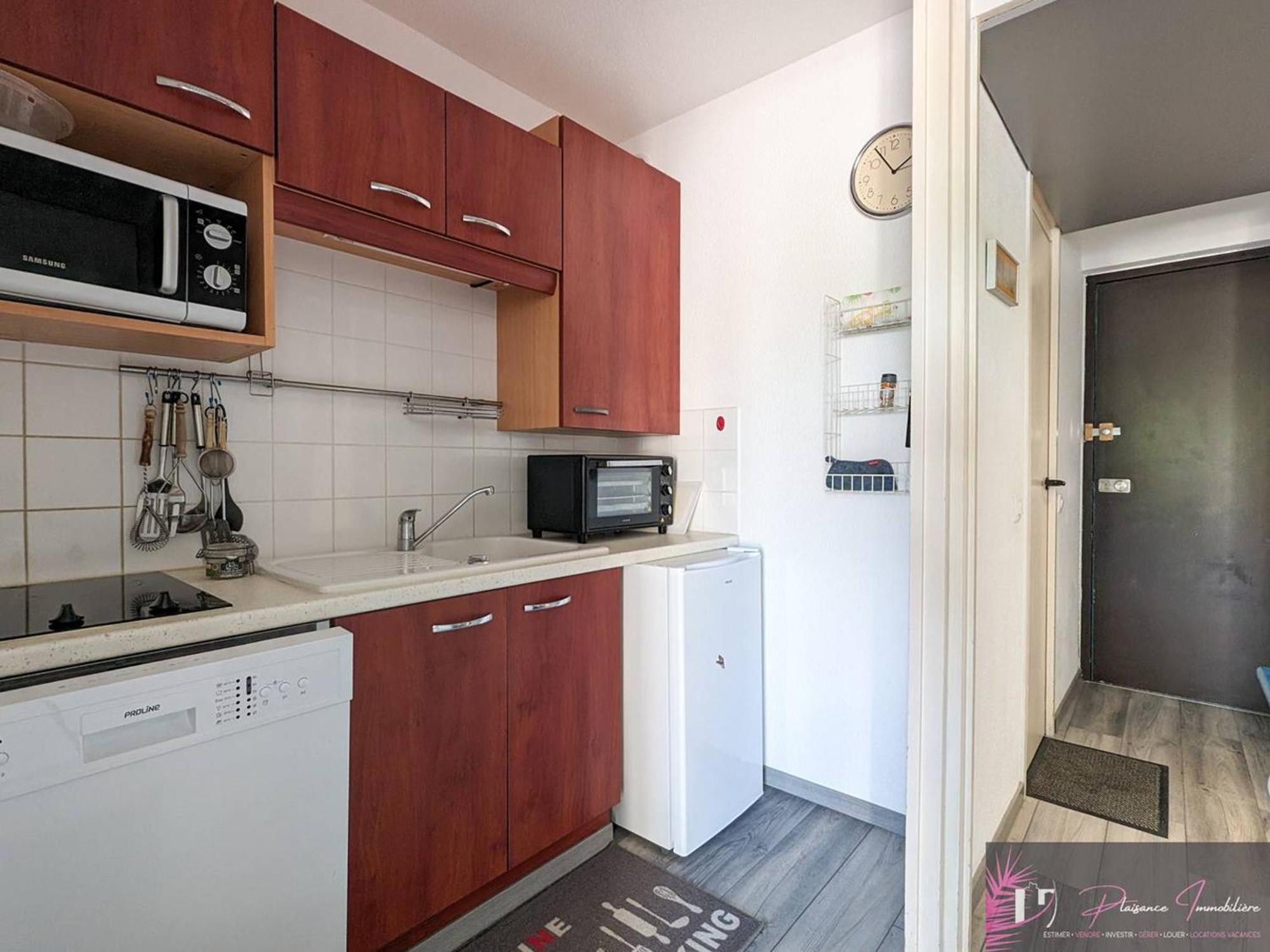 Appartement T2 Meuble Avec Parking A 200m De La - Fr-1-825-18 *
