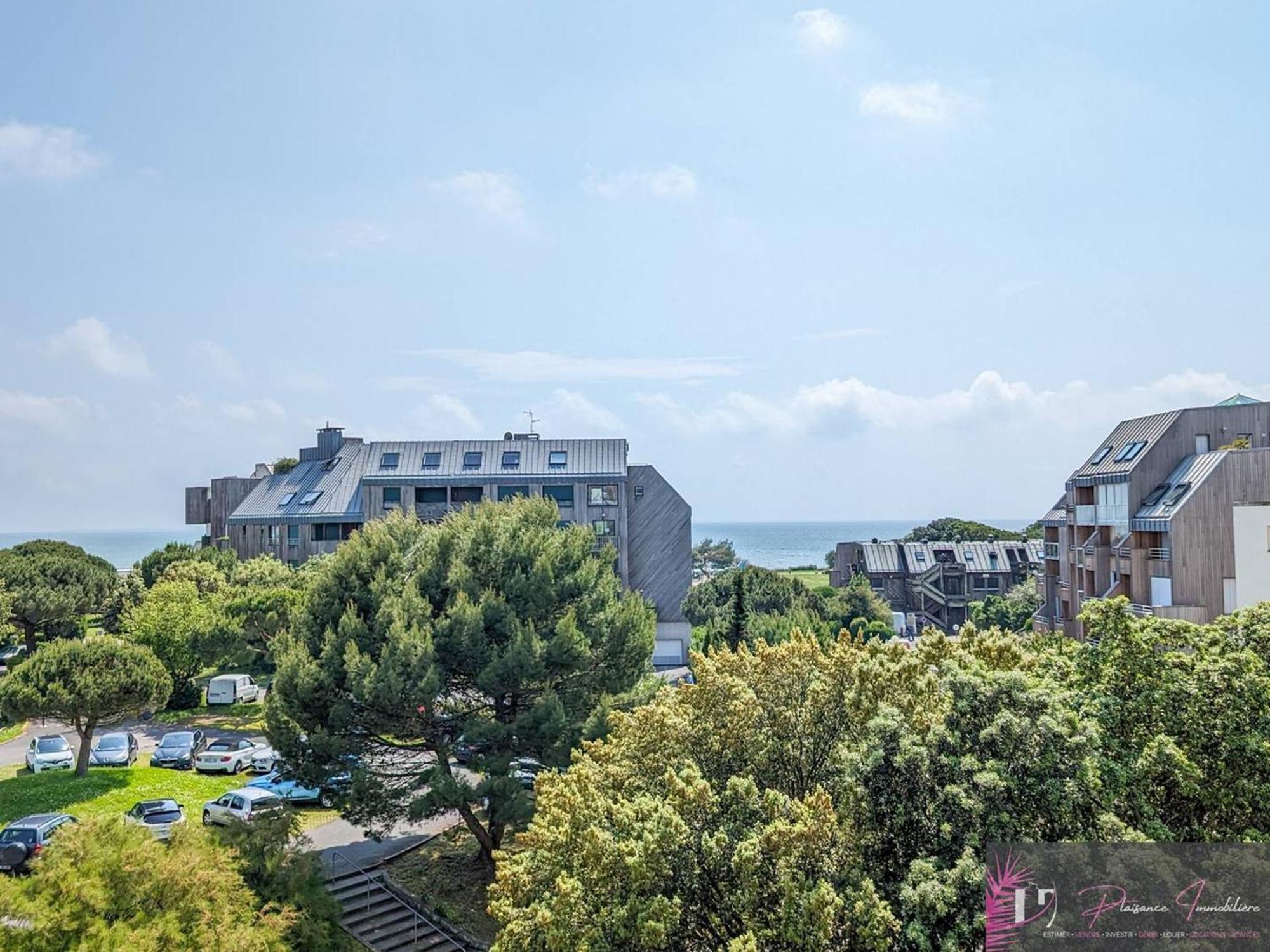 Renove Au Pied De La Avec Balcon Et Parking - Fr-1-825-46 Appartement