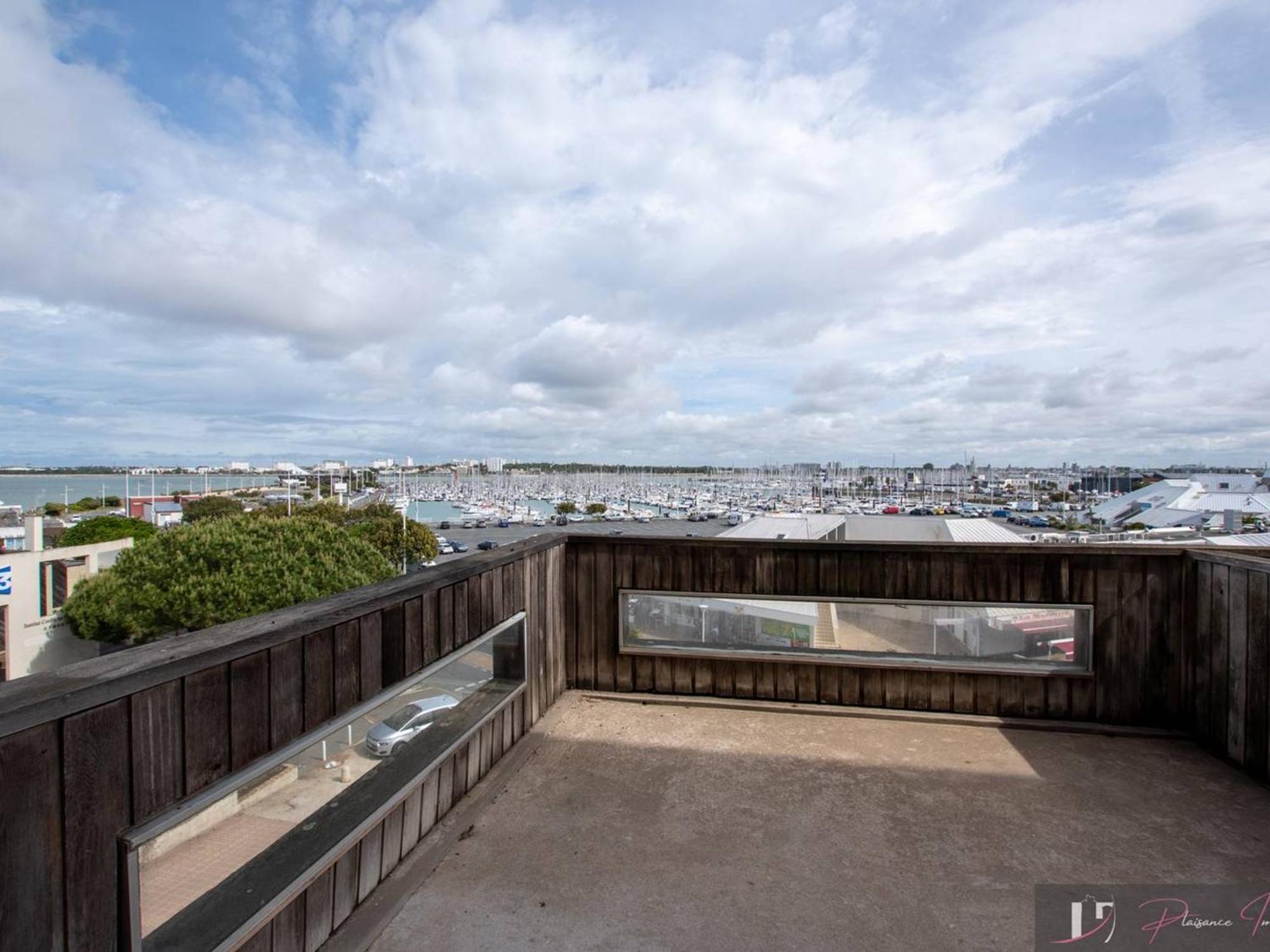 Appartement T2 Meuble Avec Terrasse, Parking, Proche - Fr-1-825-48