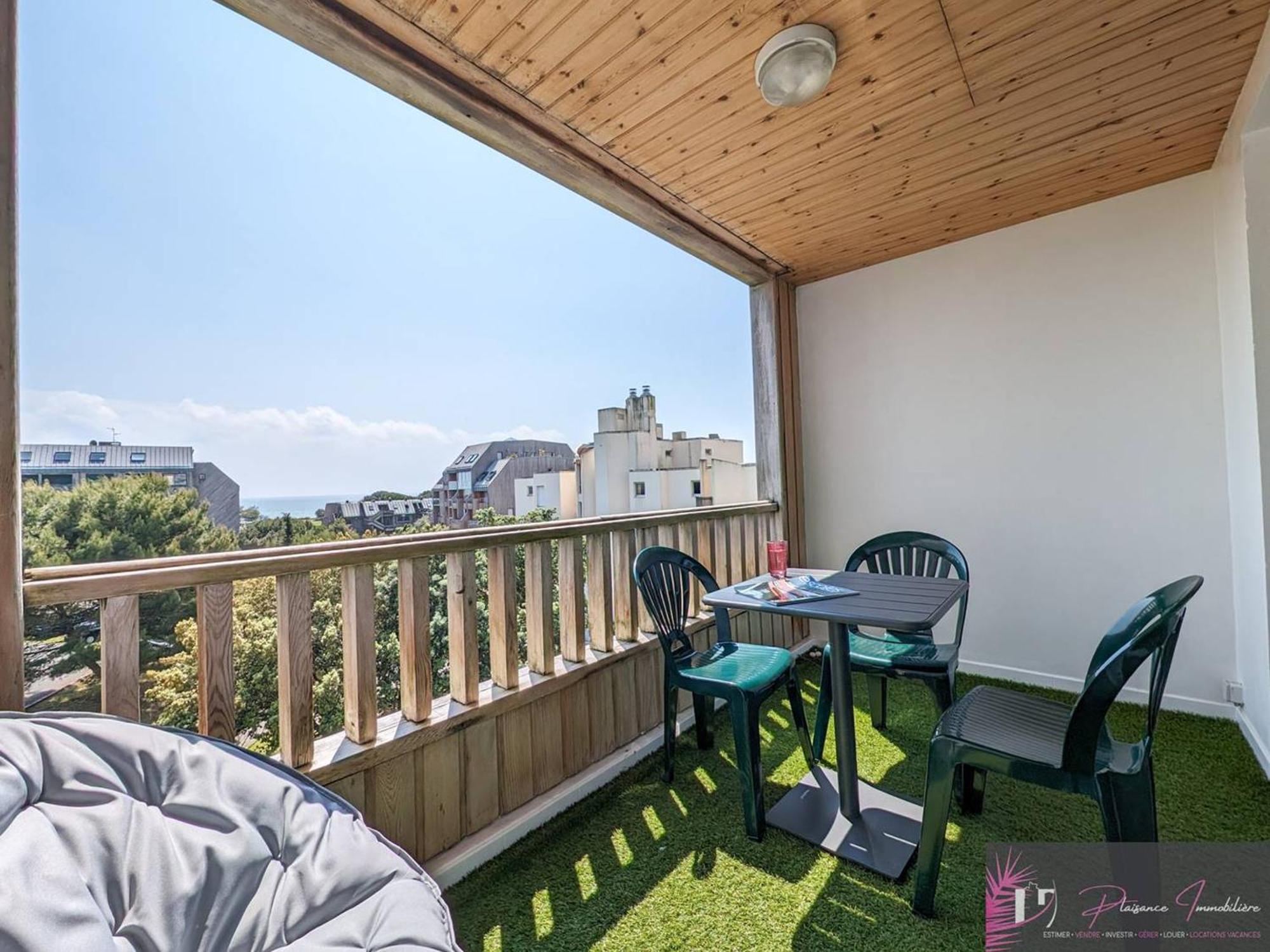 Renove Au Pied De La Avec Balcon Et Parking - Fr-1-825-46 * La Rochelle (Charente-Maritime)