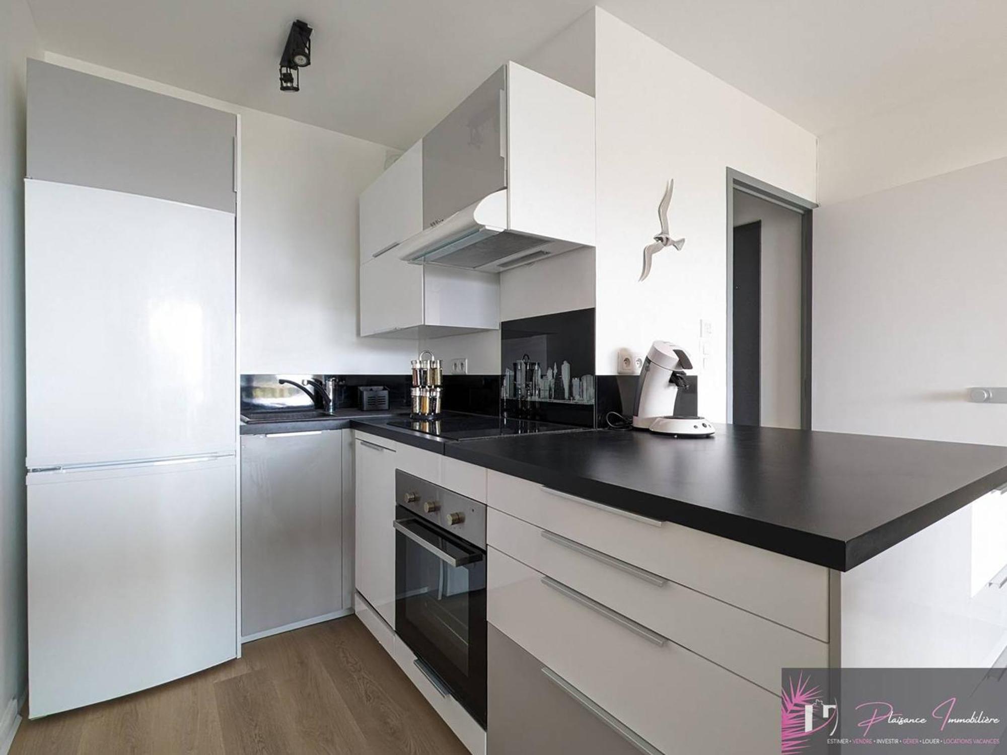 Renove Au Pied De La Avec Balcon Et Parking - Fr-1-825-46