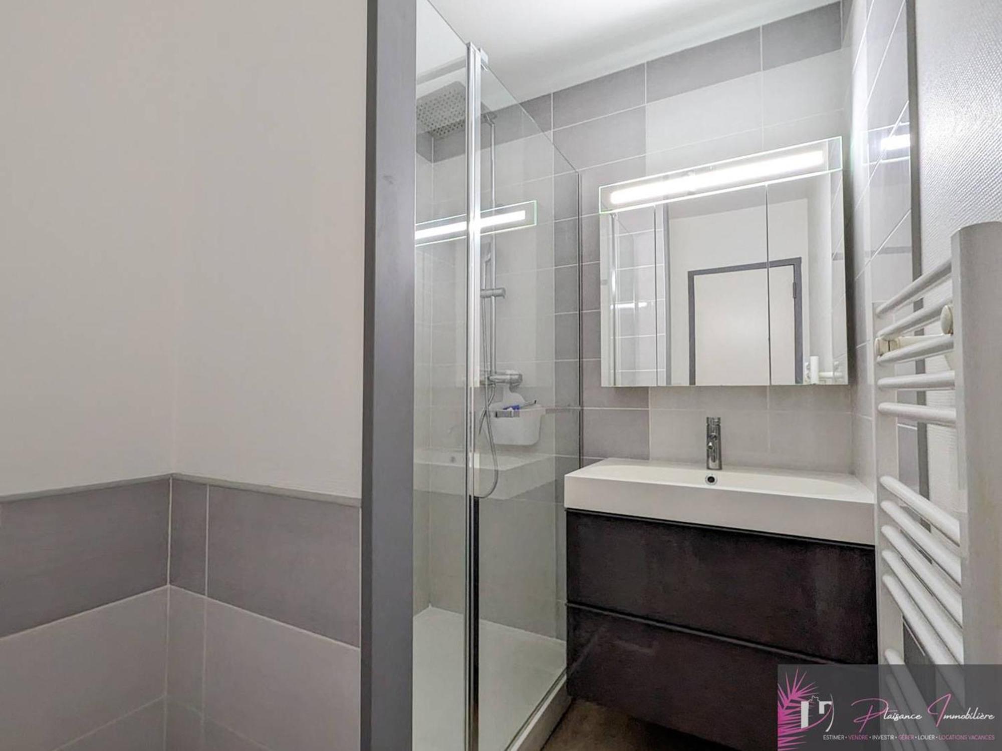 Renove Au Pied De La Avec Balcon Et Parking - Fr-1-825-46 Appartement
