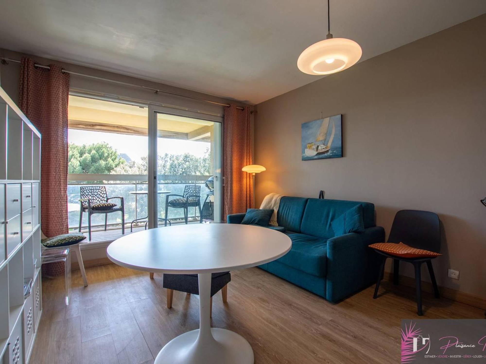 T2 Meuble Avec Balcon Et Parking Proche - Fr-1-825-53 La Rochelle (Charente-Maritime)