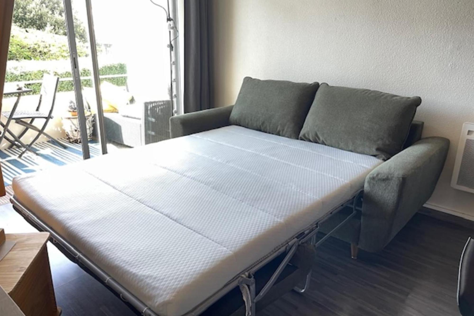 Apartment Lovely With Balcony Near The