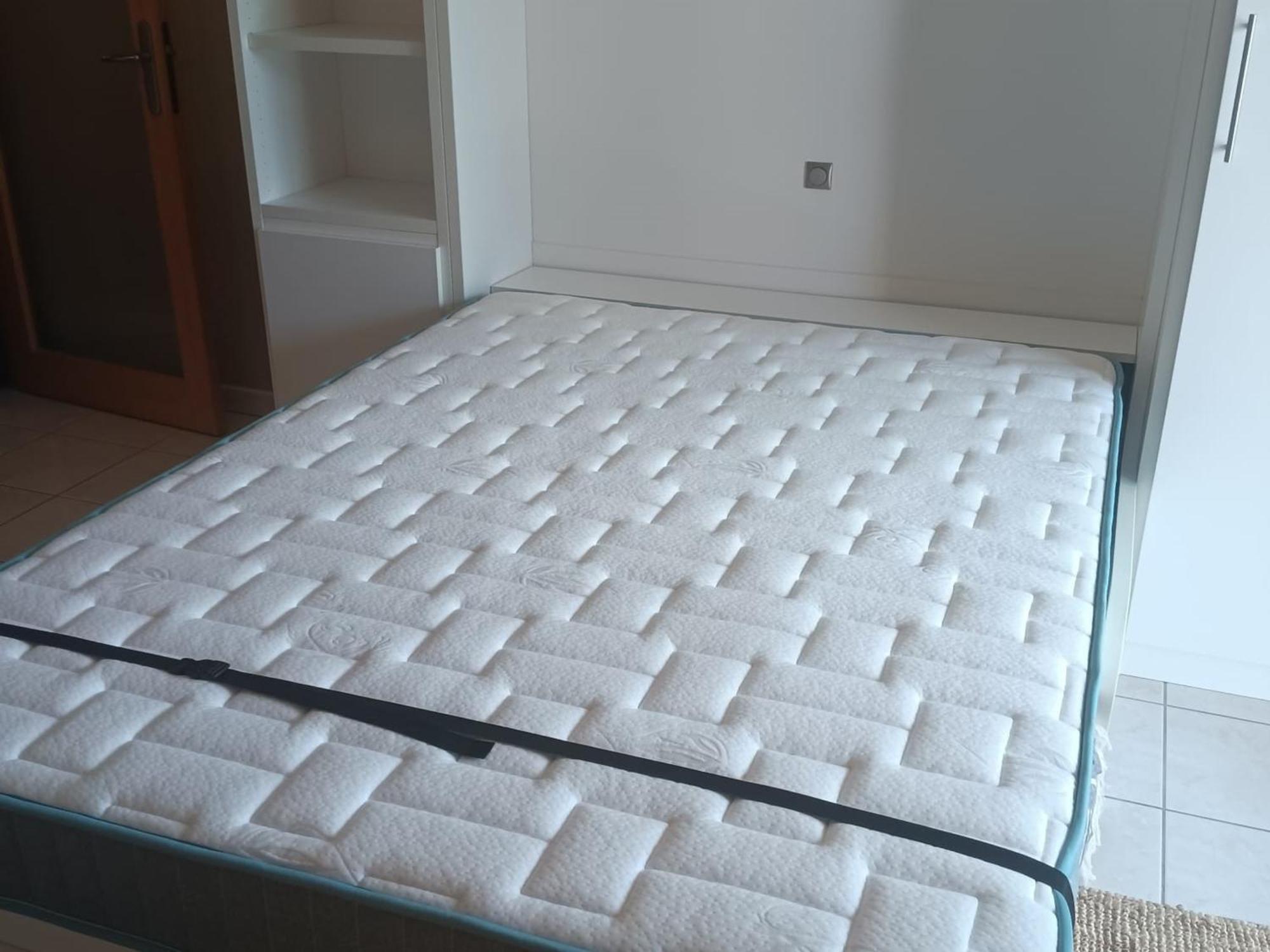 Ensoleille Au Bord De Avec Balcon Et Parking, Proche Centre Et - - Fr-1-535-51