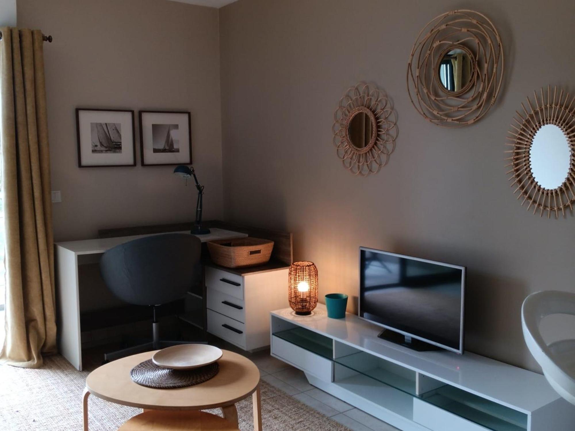 Appartement Ensoleille Au Bord De Avec Balcon Et Parking, Proche Centre Et - - Fr-1-535-51 *
