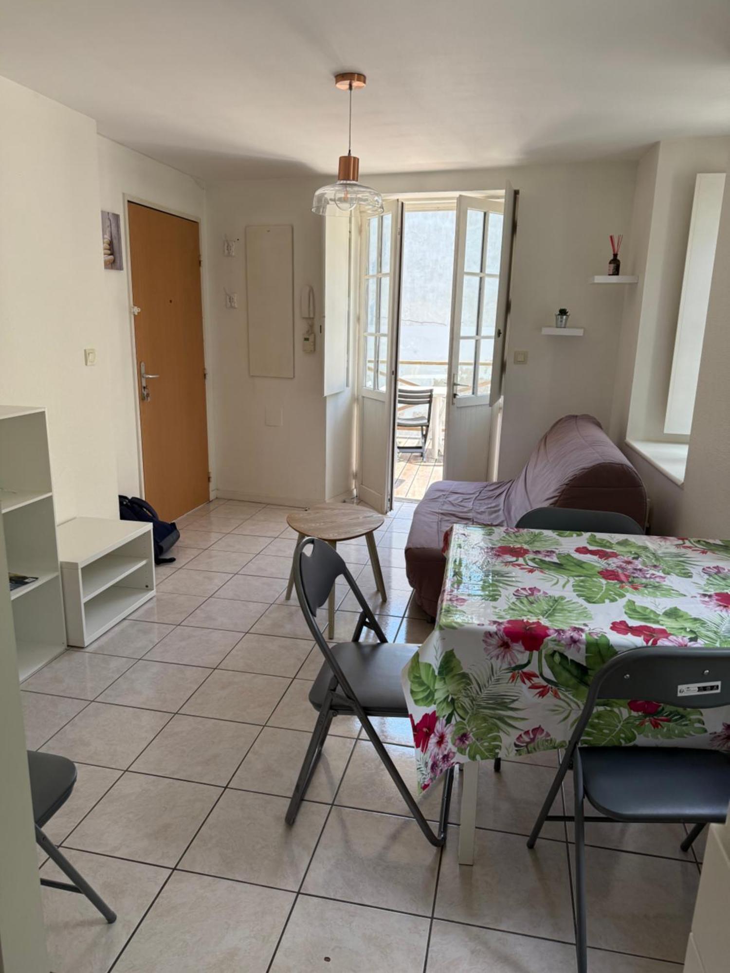 Bel T2 Lumineux Avec Terrasse Hyper Centre. * La Rochelle (Charente-Maritime)