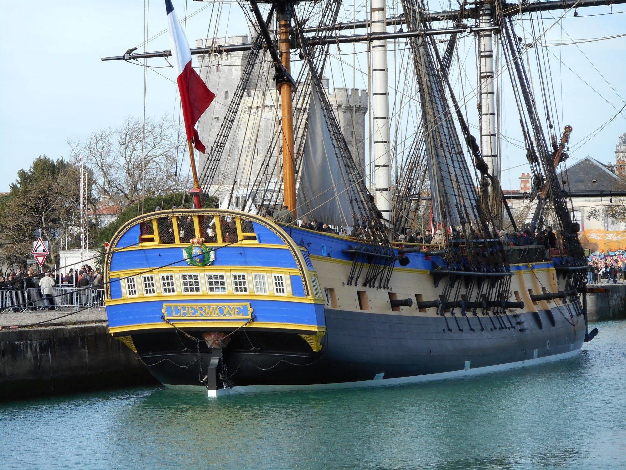 Hotel Les Gens De La Rochelle By Popinns** 2*